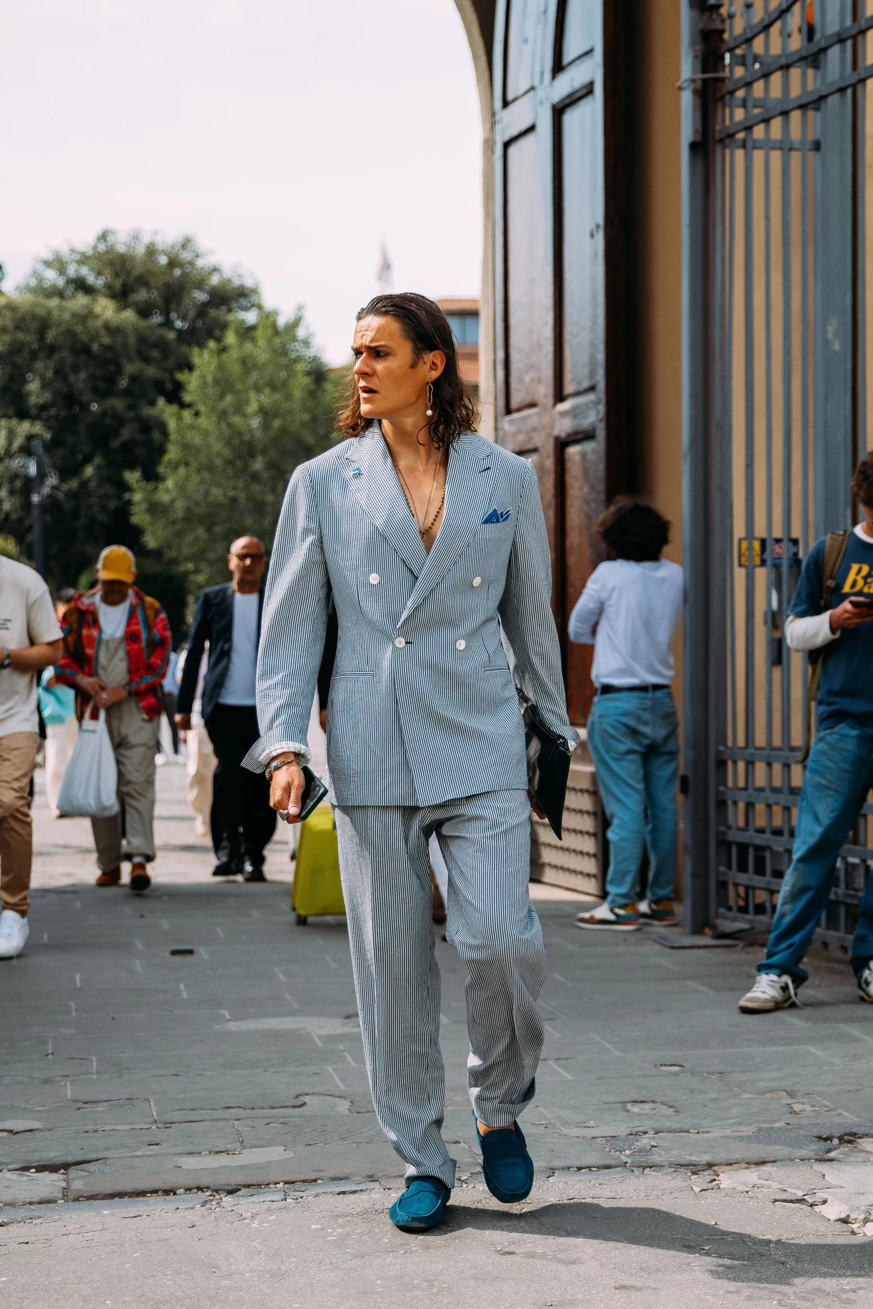 Man op Pitti Uomo in een gestreept pak