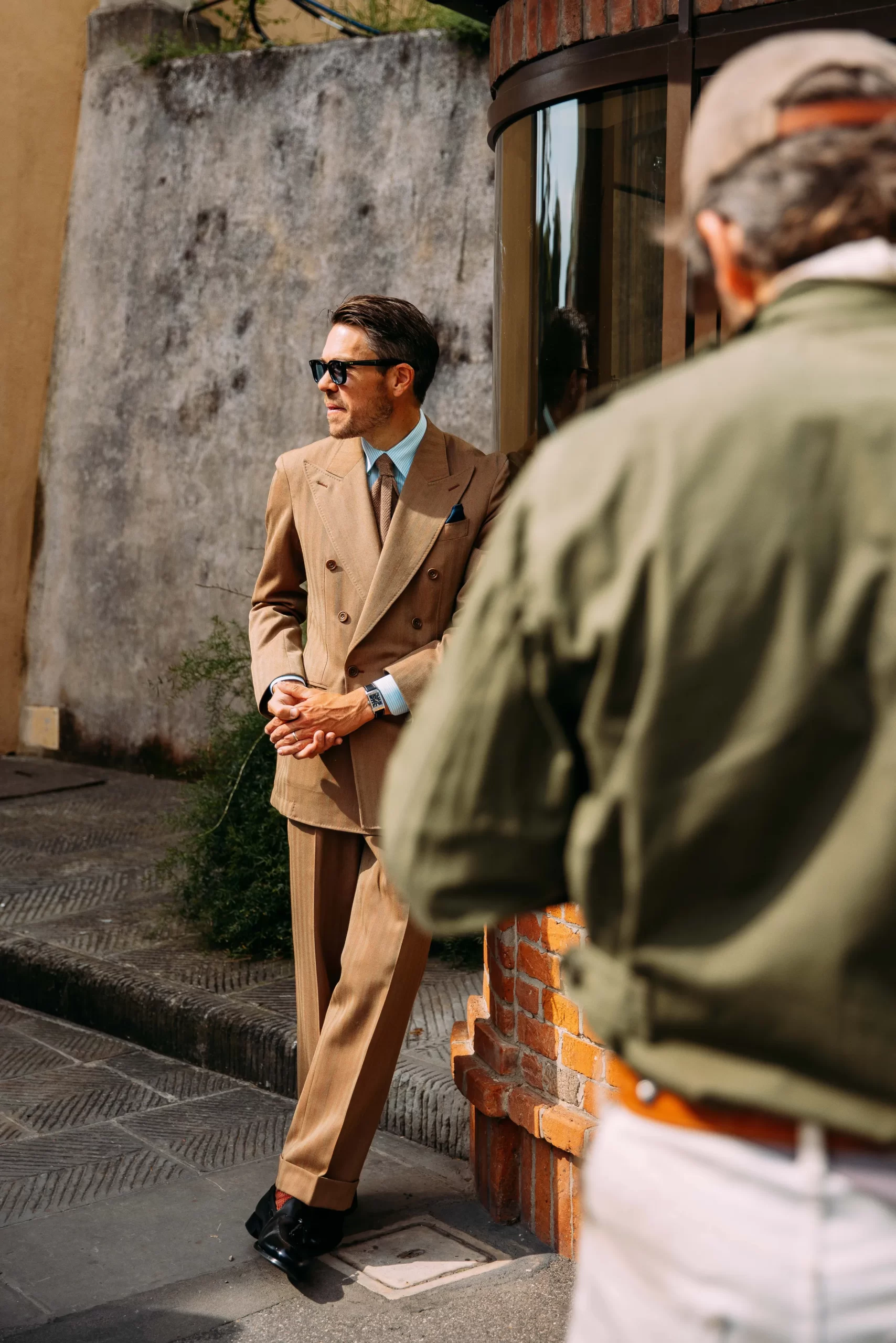 Man in bruin pak op Pitti Uomo lente/zomer 2024
