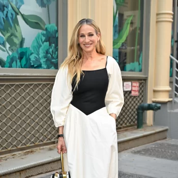 sarah-jessica-parker-heeft-een-nieuwe-en-duurzame-it-bag-gevonden-257504