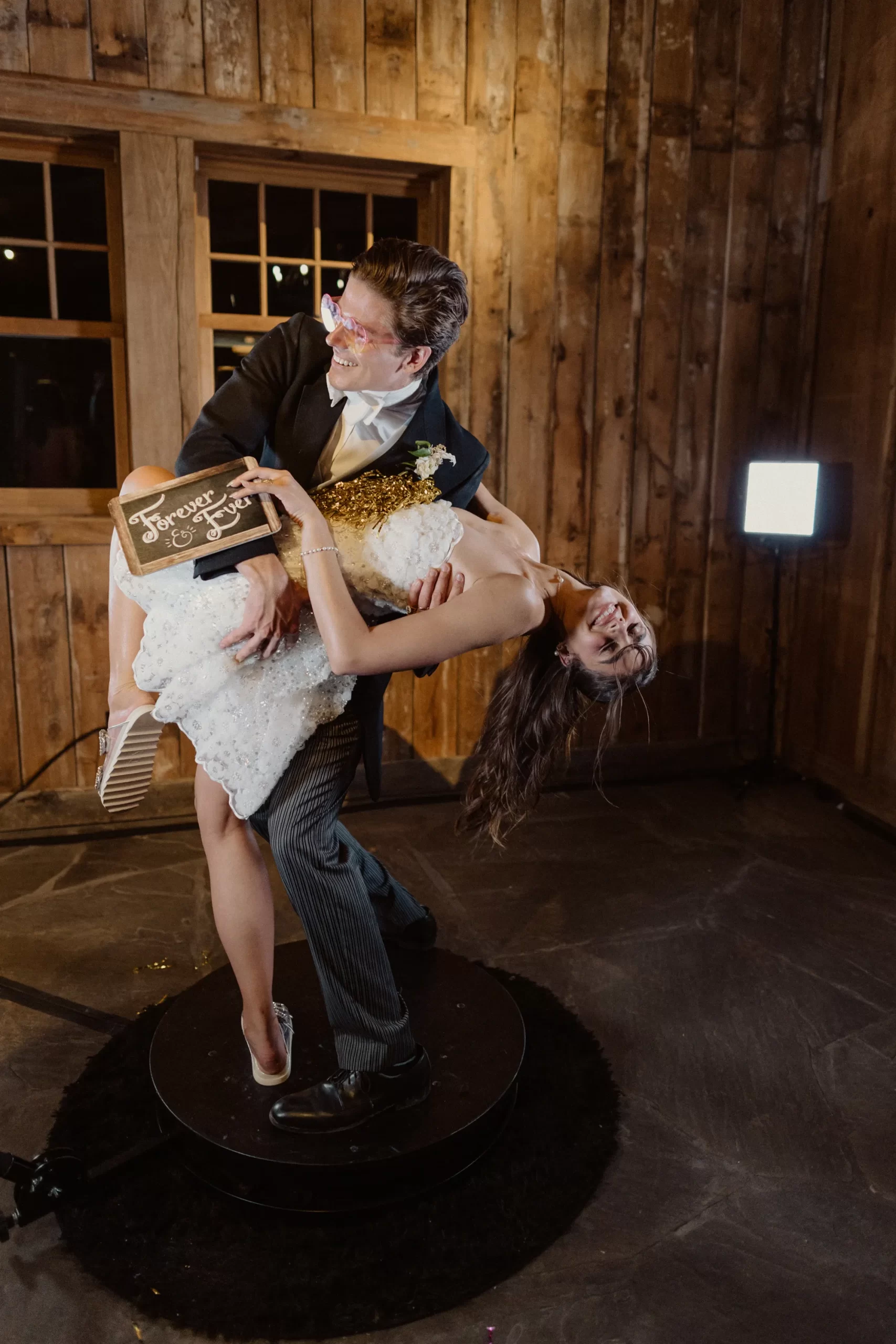 Samen met haar partner danst Taylor Hill op haar bruiloft