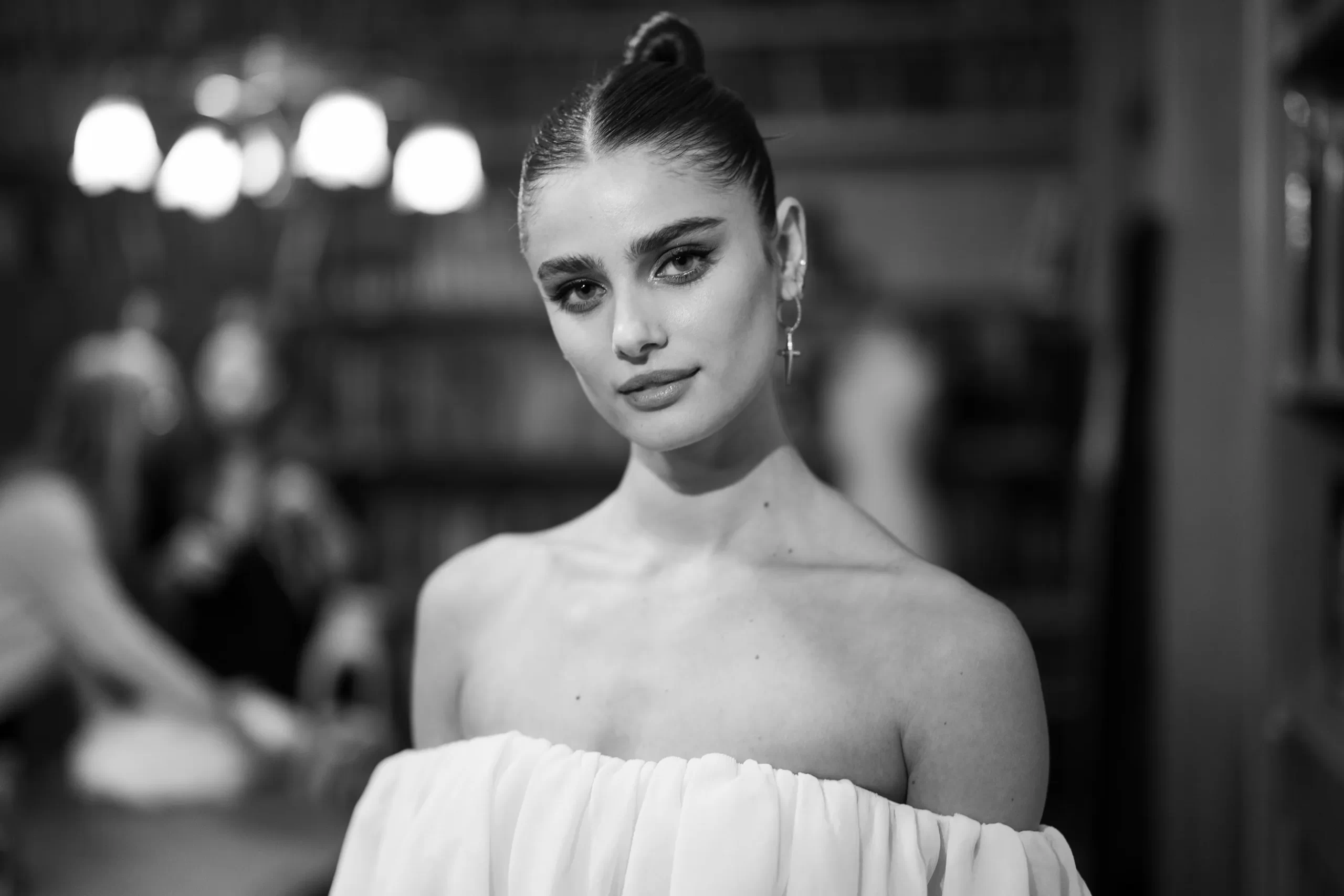 Taylor Hill past haar trouwjurk