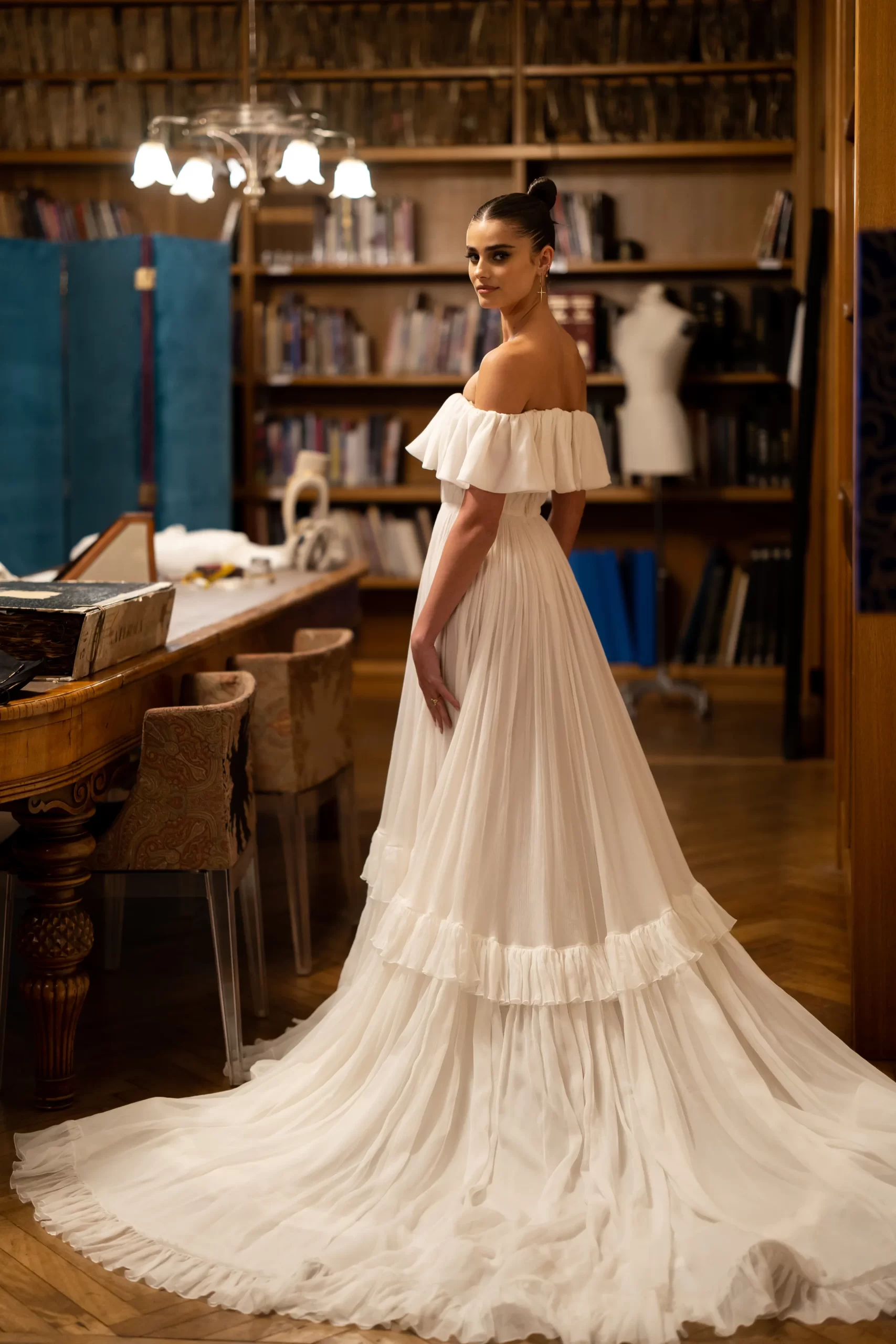 Taylor Hill past haar trouwjurk