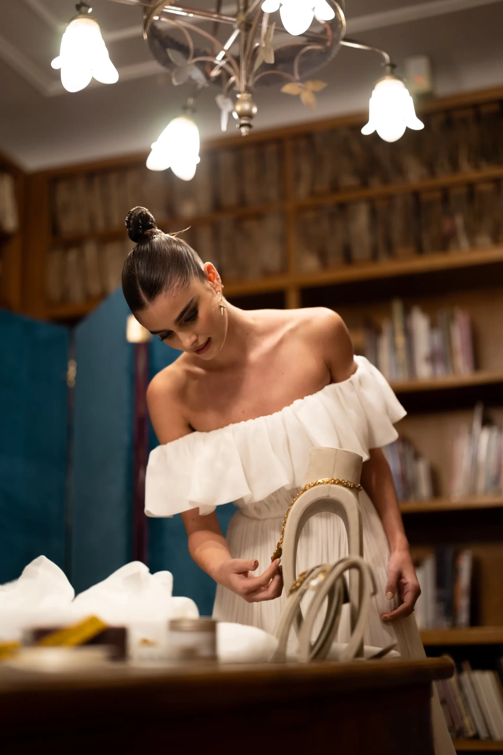 Taylor Hill kijkt naar sieraden