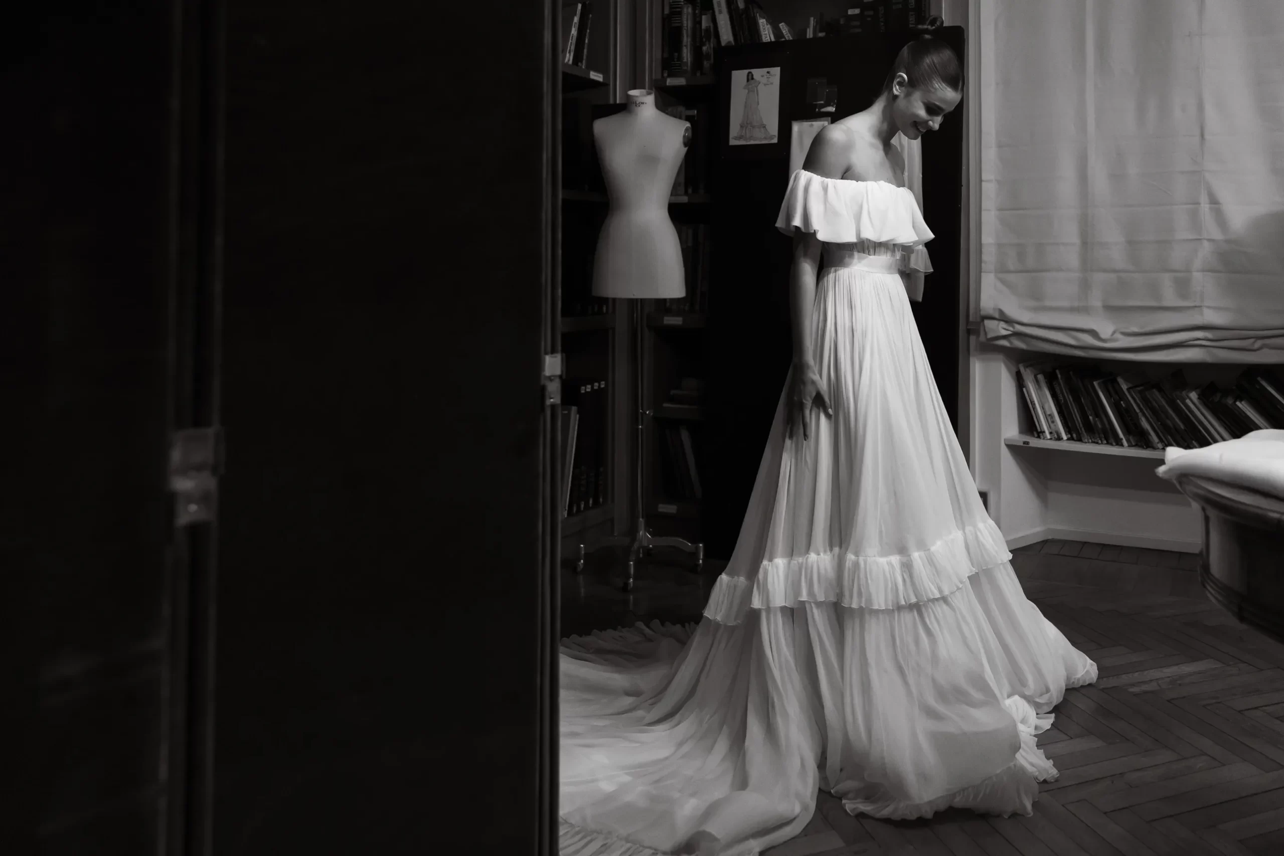 Zwart-wit foto van Taylor Hill's Etro jurk