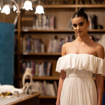 taylor-hill-is-getrouwd-en-wij-namen-een-kijkje-achter-de-schermen-bij-de-laatste-fitting-van-haar-etro-trouwjurk-257661