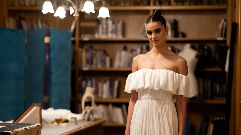 taylor-hill-is-getrouwd-en-wij-namen-een-kijkje-achter-de-schermen-bij-de-laatste-fitting-van-haar-etro-trouwjurk-257661