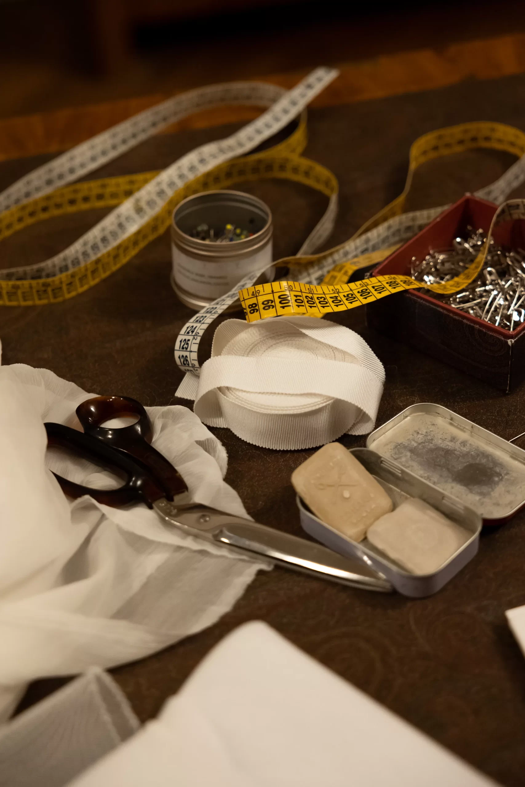 Naaigerij in het naaiatelier van Etro