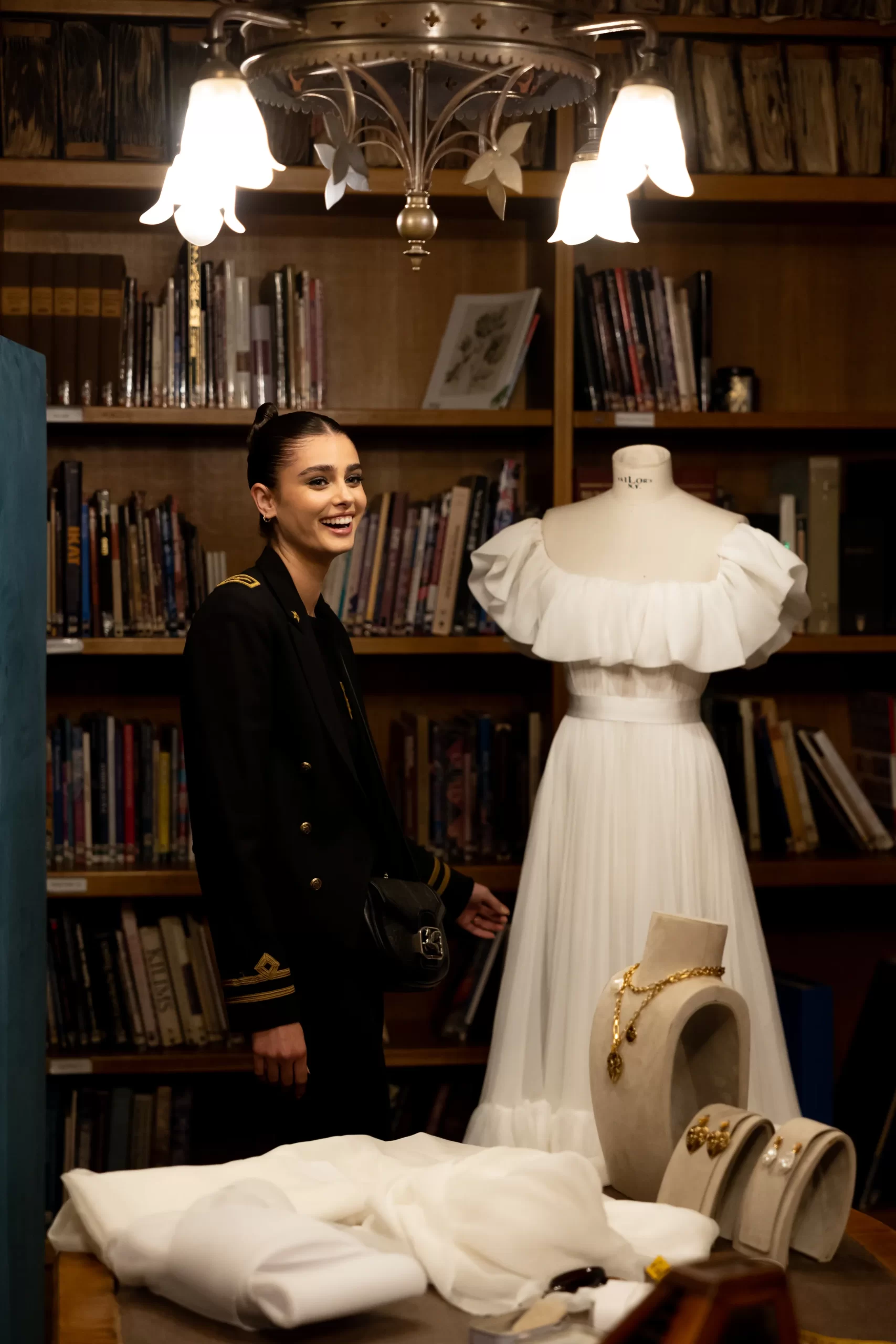 Taylor Hill staat naast haar trouwjurk