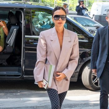 victoria-beckhams-anti-zomergarderobe-zit-vol-verrassende-schoenen-259626