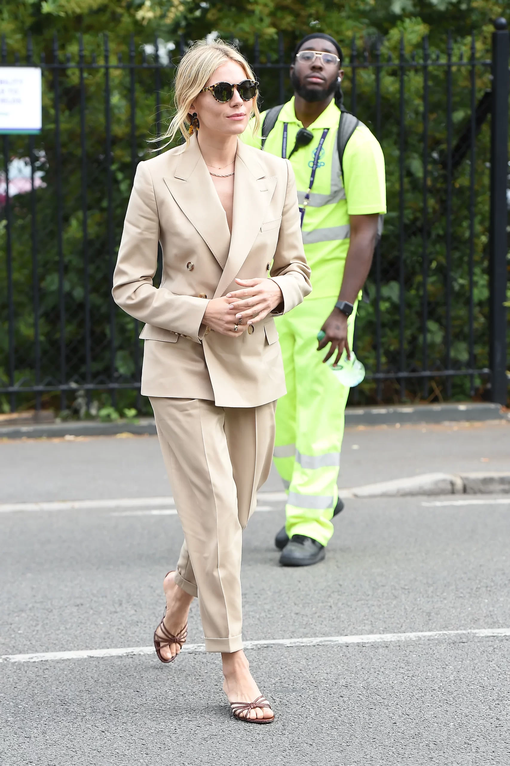 Sienna Miller op wimbledon in een bruin pak als fashion moment