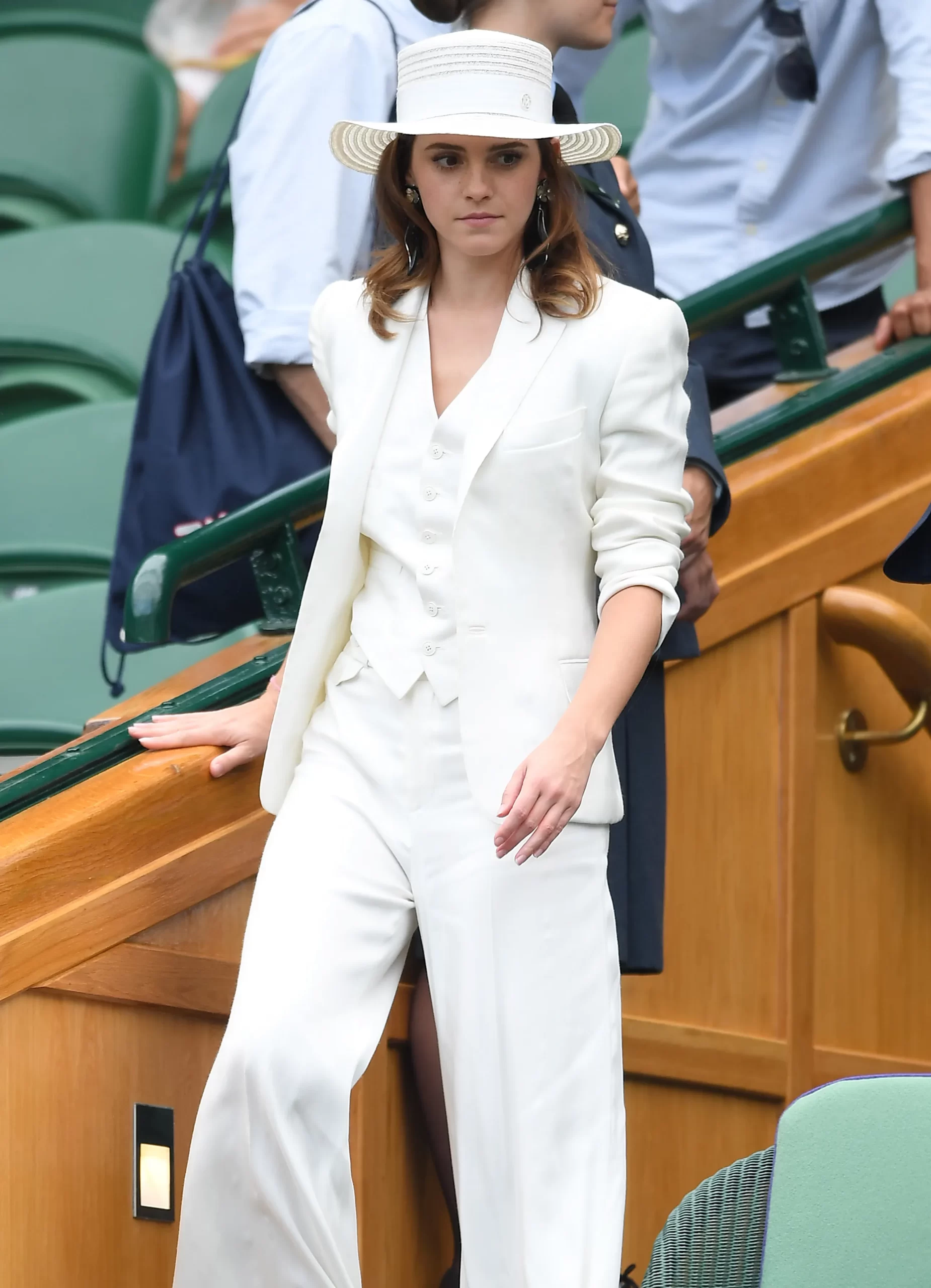 Emma Watson in een wit jasje op Wimbledon