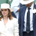 Emma Watson in een wit jasje