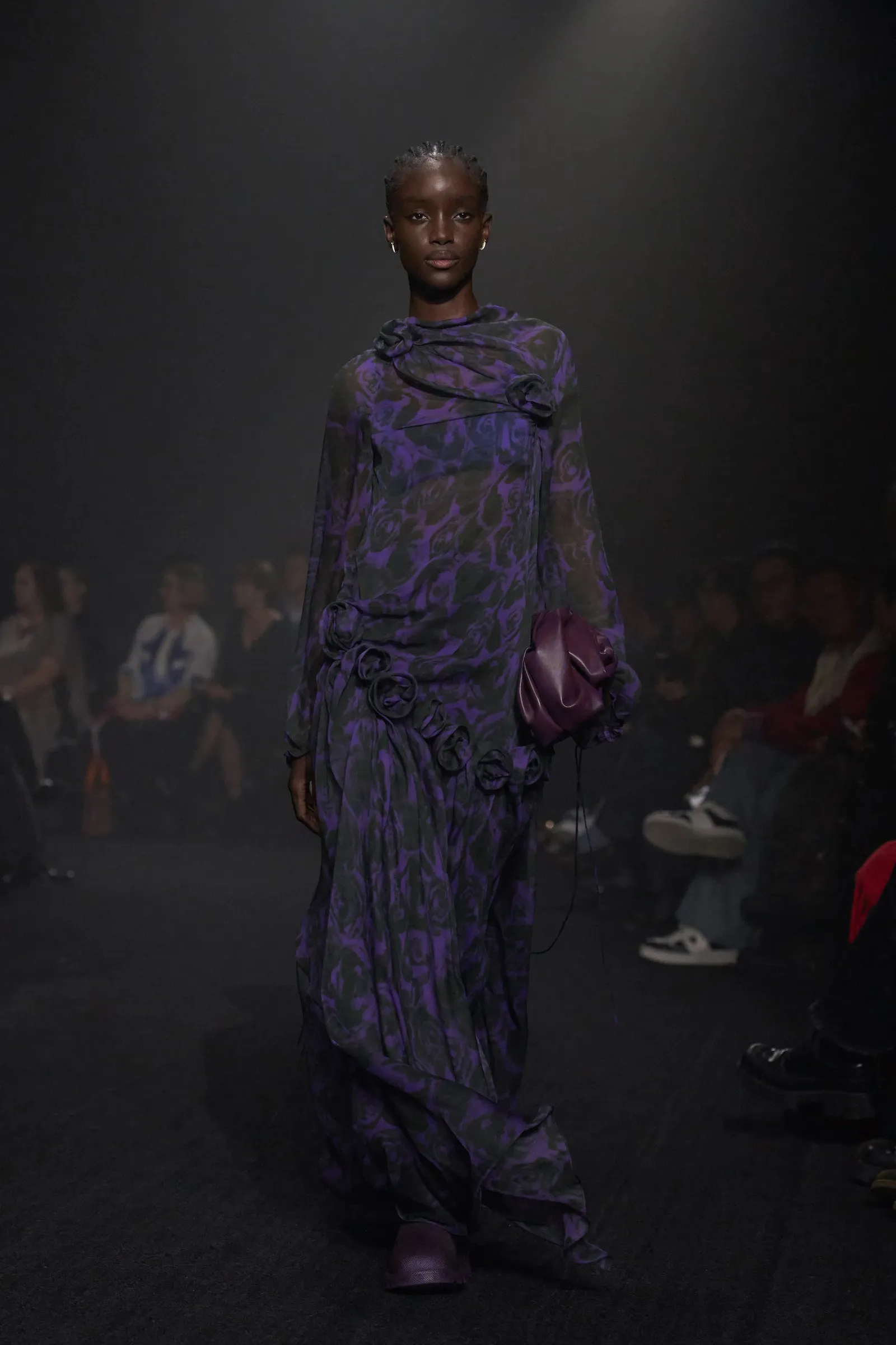 Donkere bloemenprints zijn een van de maximalistische trends voor 2023