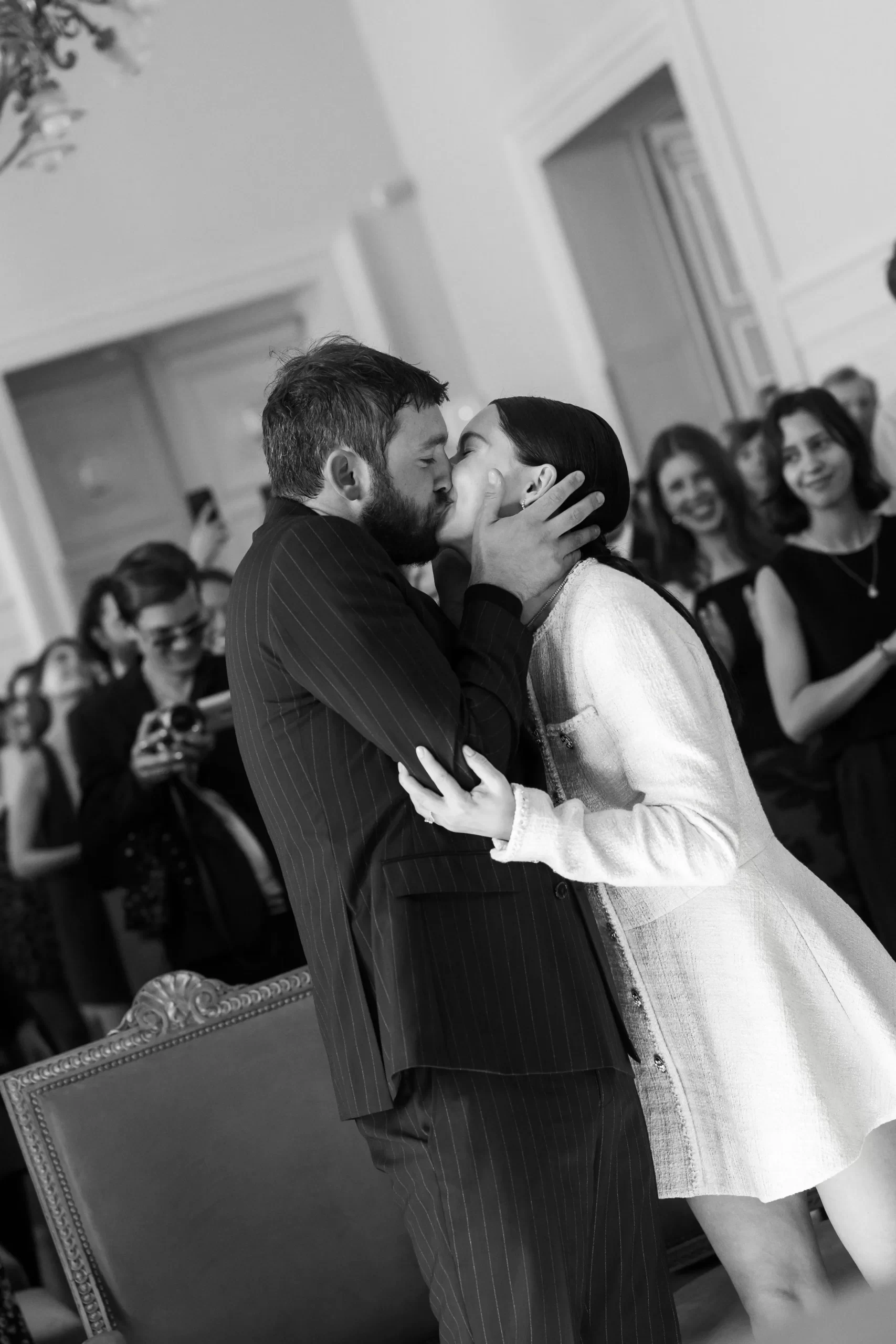 De kus tijdens de bruiloft 