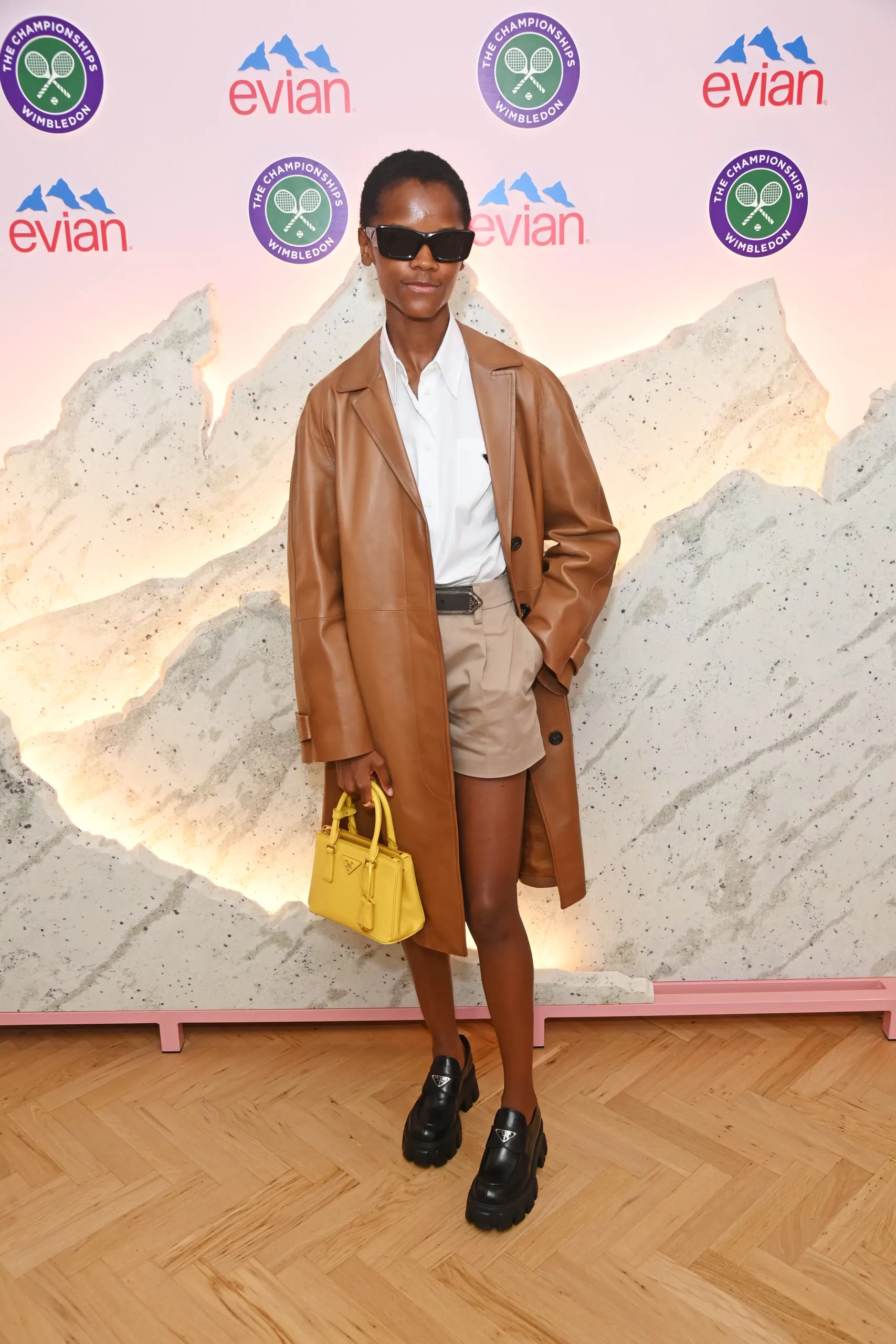 De Black Panther-ster rockt bruine leren Prada-look.