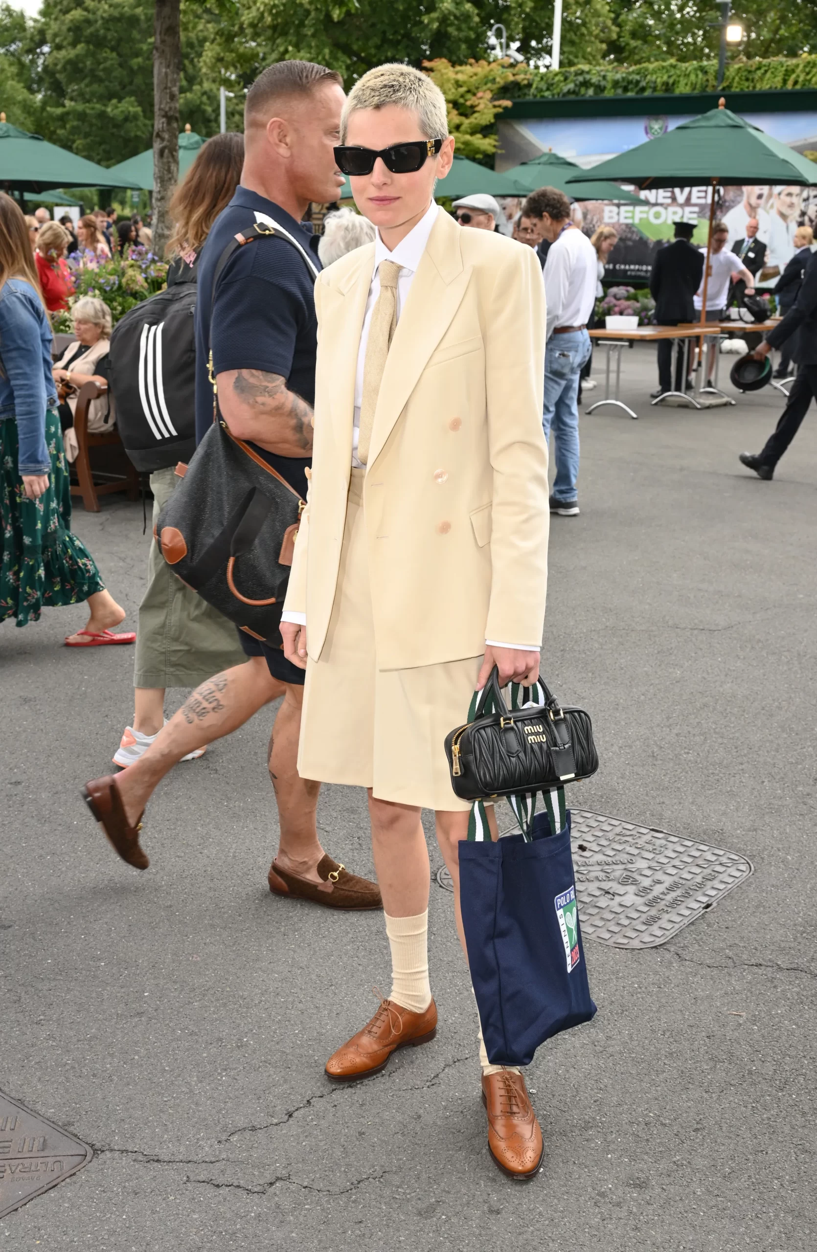Corrin koos voor een zakelijke zomerse look en liet diens nieuwe kapsel zien.