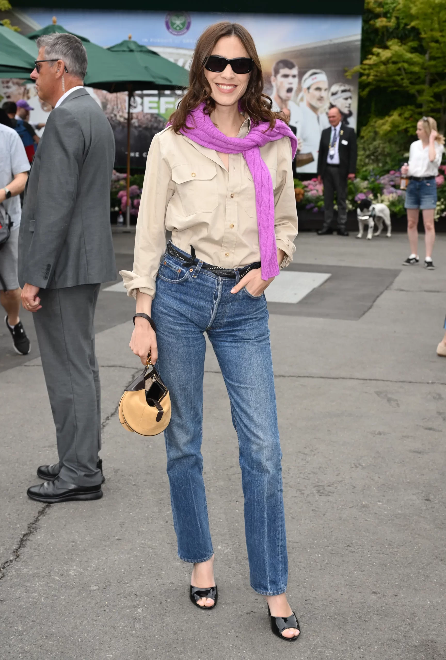 Chung combineert een beige blouse met een paar straight jeans.