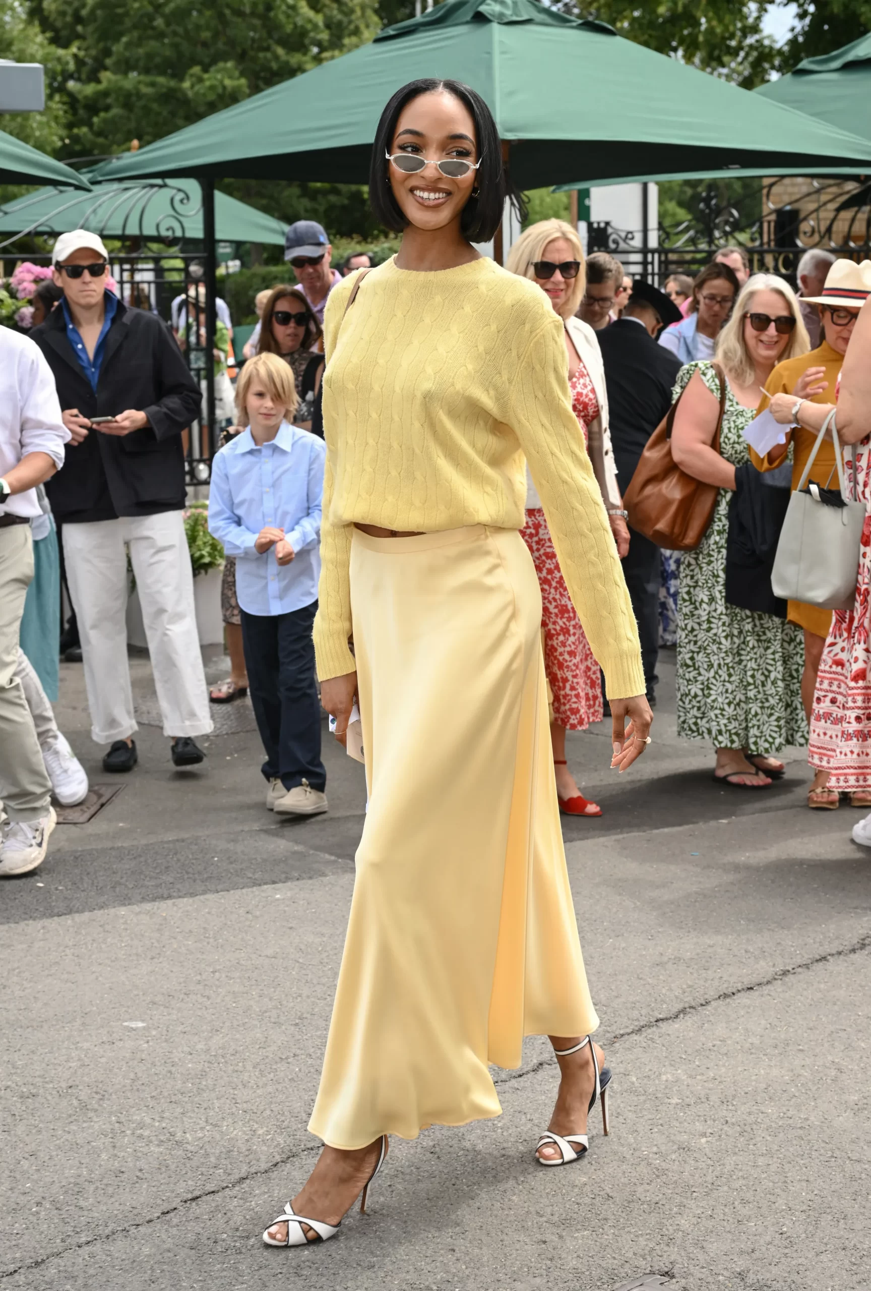 Het topmodel is de 'lady in yellow' op Wimbledon.