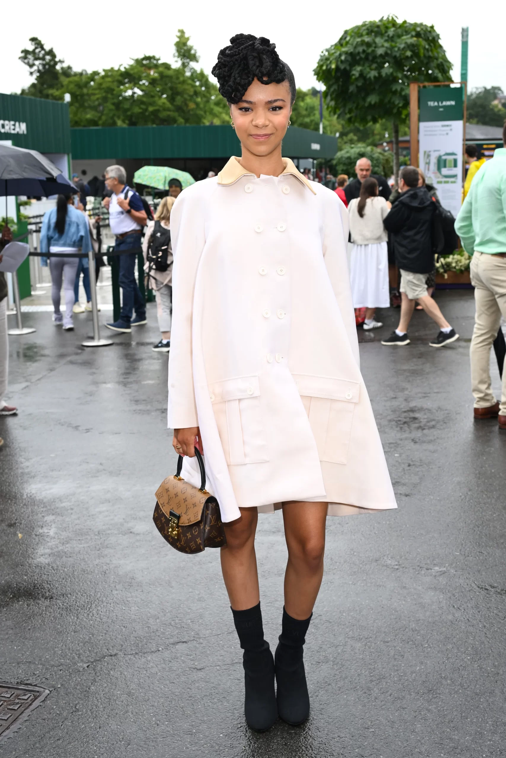 De Queen Charlotte-ster droeg een witte jas met een puntige kraag, zwarte enkellaarzen en een Louis Vuitton-tas.