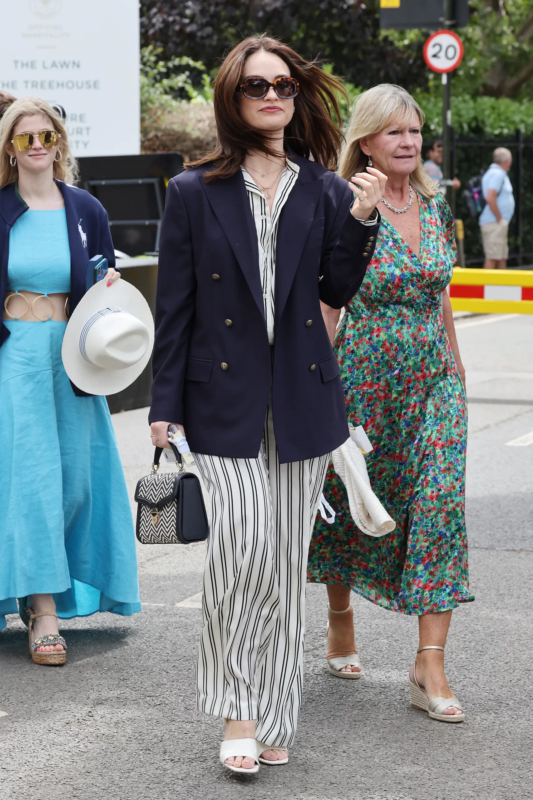 De actrice droeg een wijde broek en blazer van Ralph Lauren.