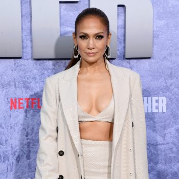 jennifer-lopez-viert-54ste-verjaardag-in-glinsterende-jurk-met-blote-rug-262905