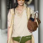 Miu Miu lente/zomer 2024 collectie met uitpuilende tas