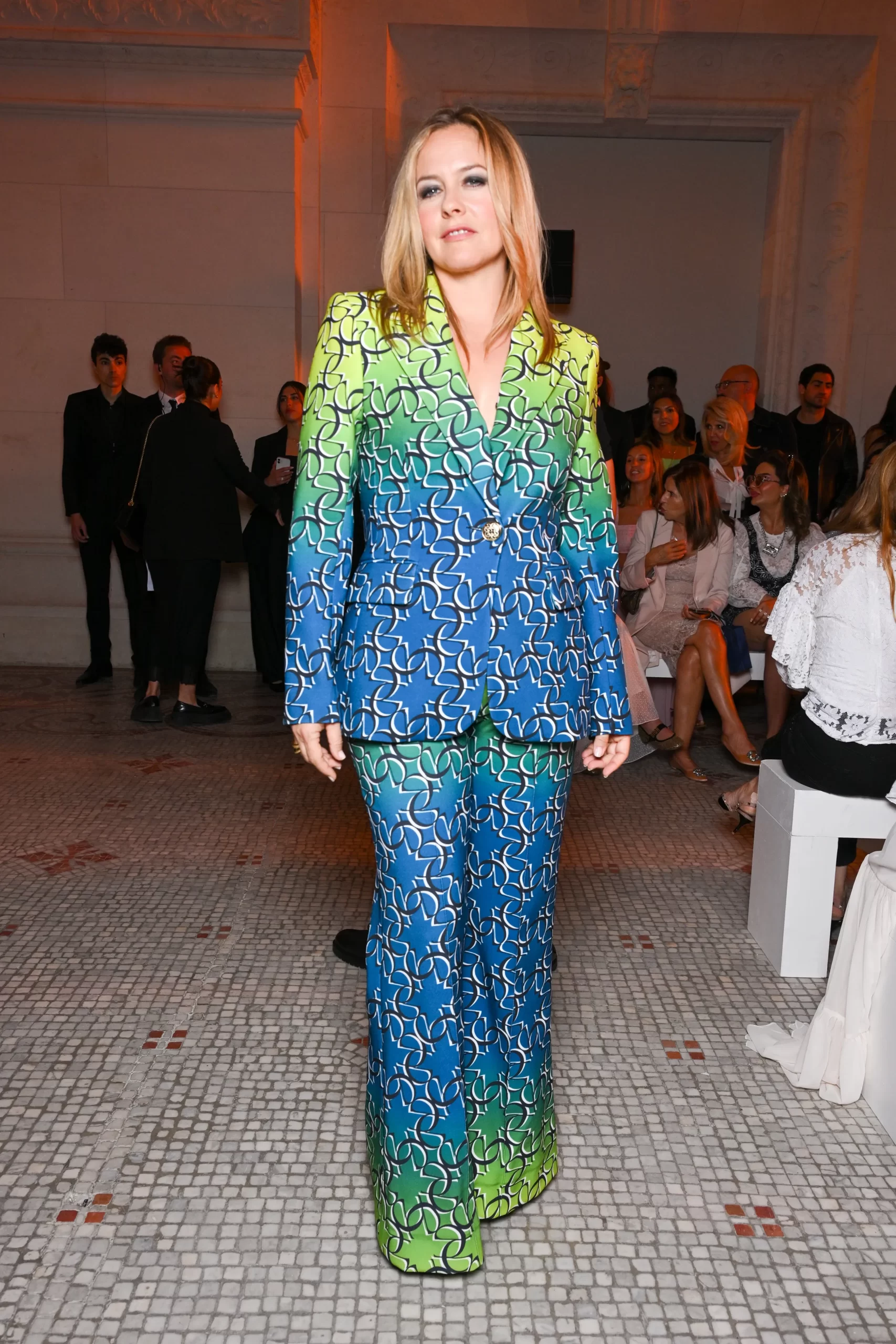 Alicia Silverstone is een van de aanwezige beroemdheden bij coutureweek