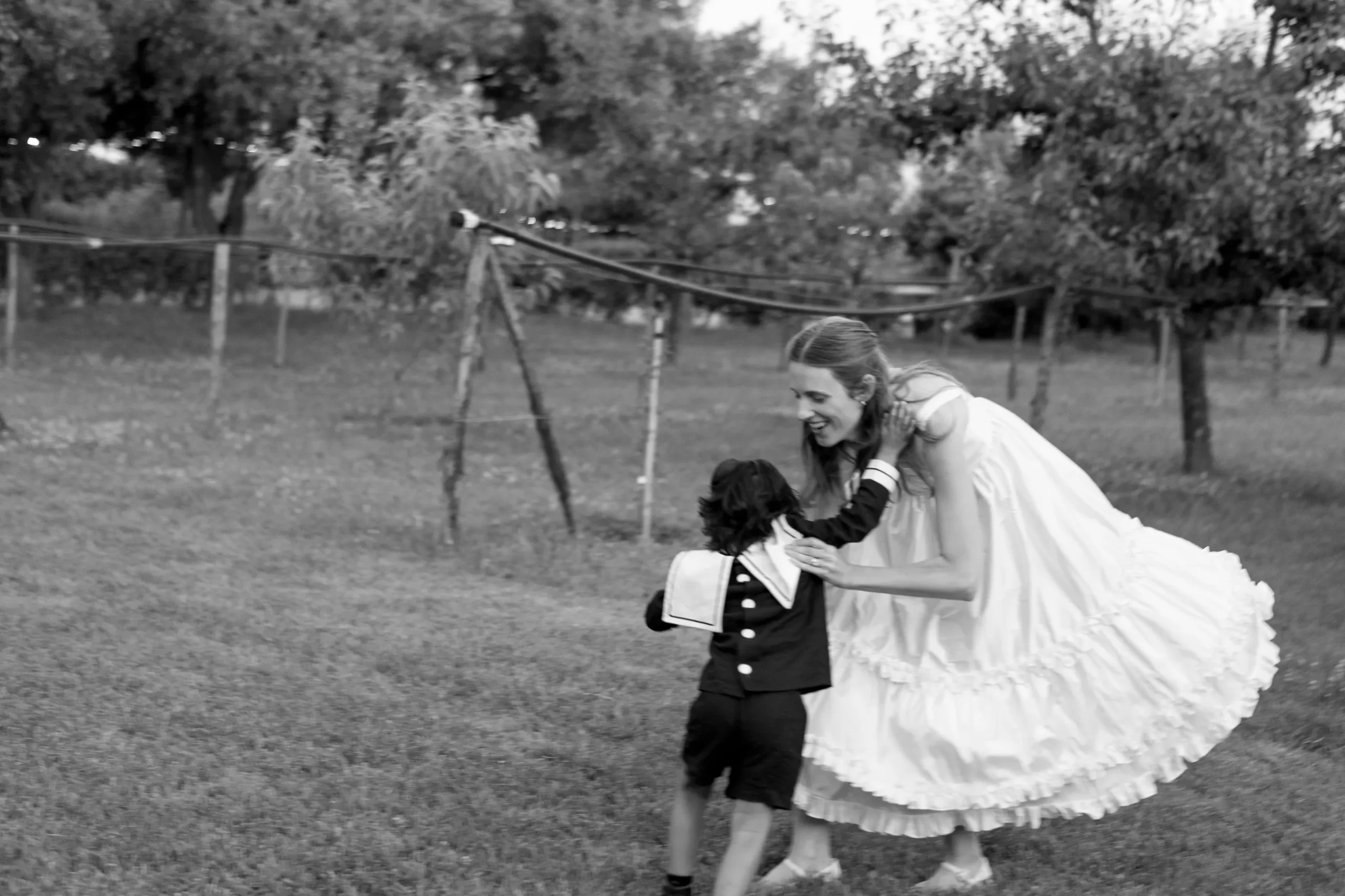 De bruid heeft een moment met haar neefje