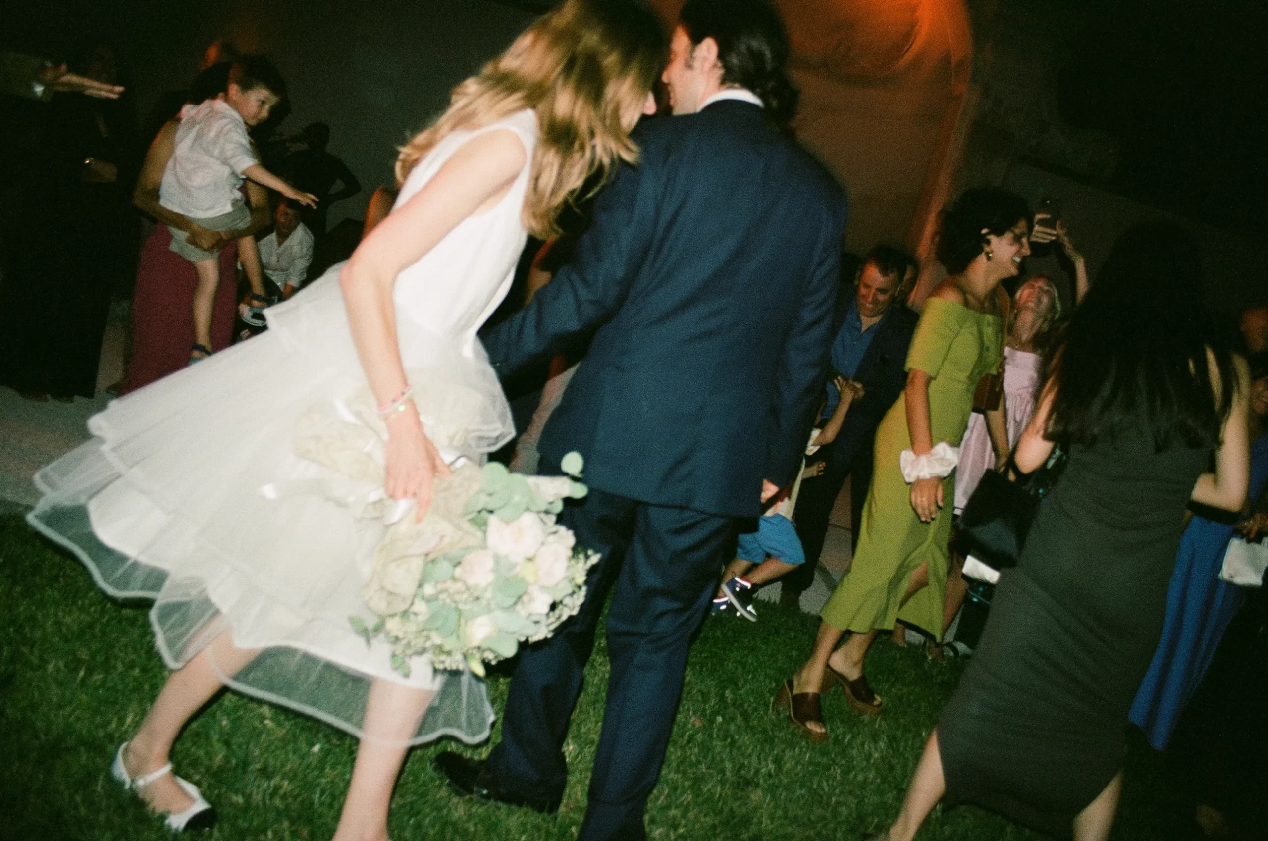 De bruid en de bruidegom op de dansvloer