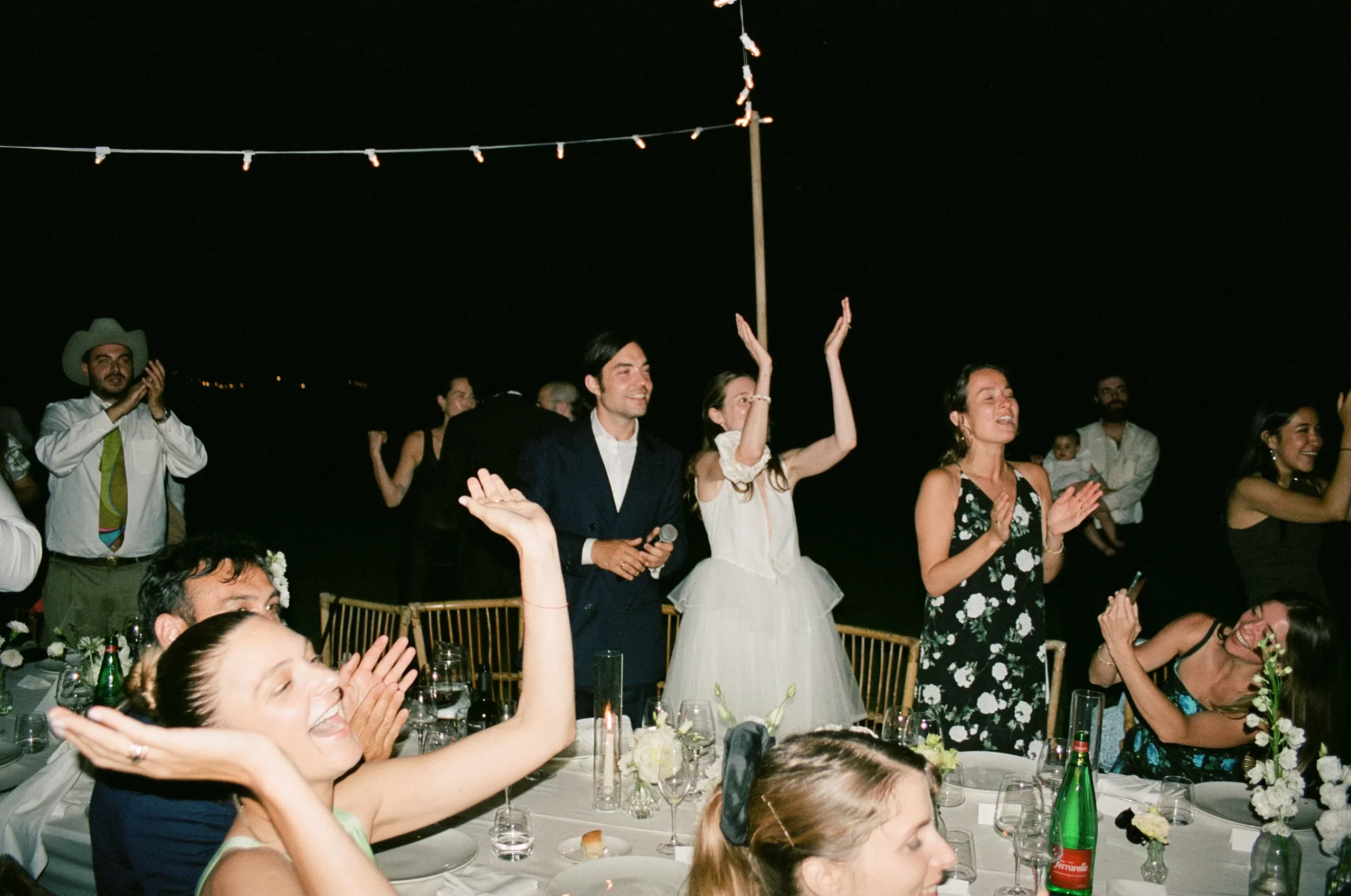 De bruid en de bruidegom tijdens het diner