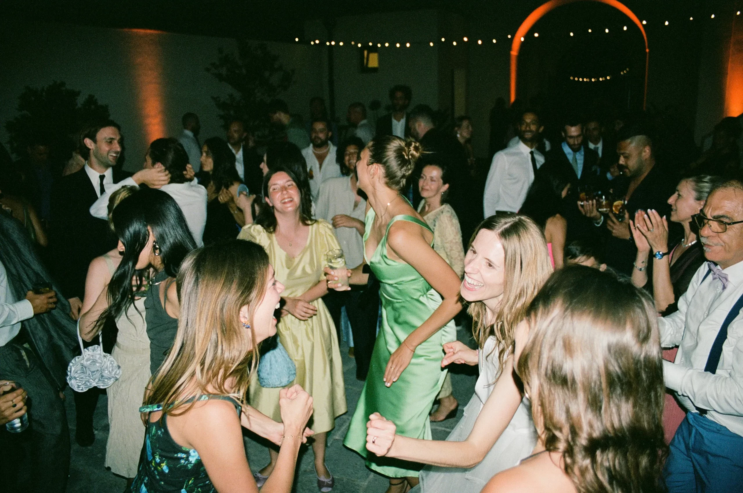 Het bruidsfeest barst los