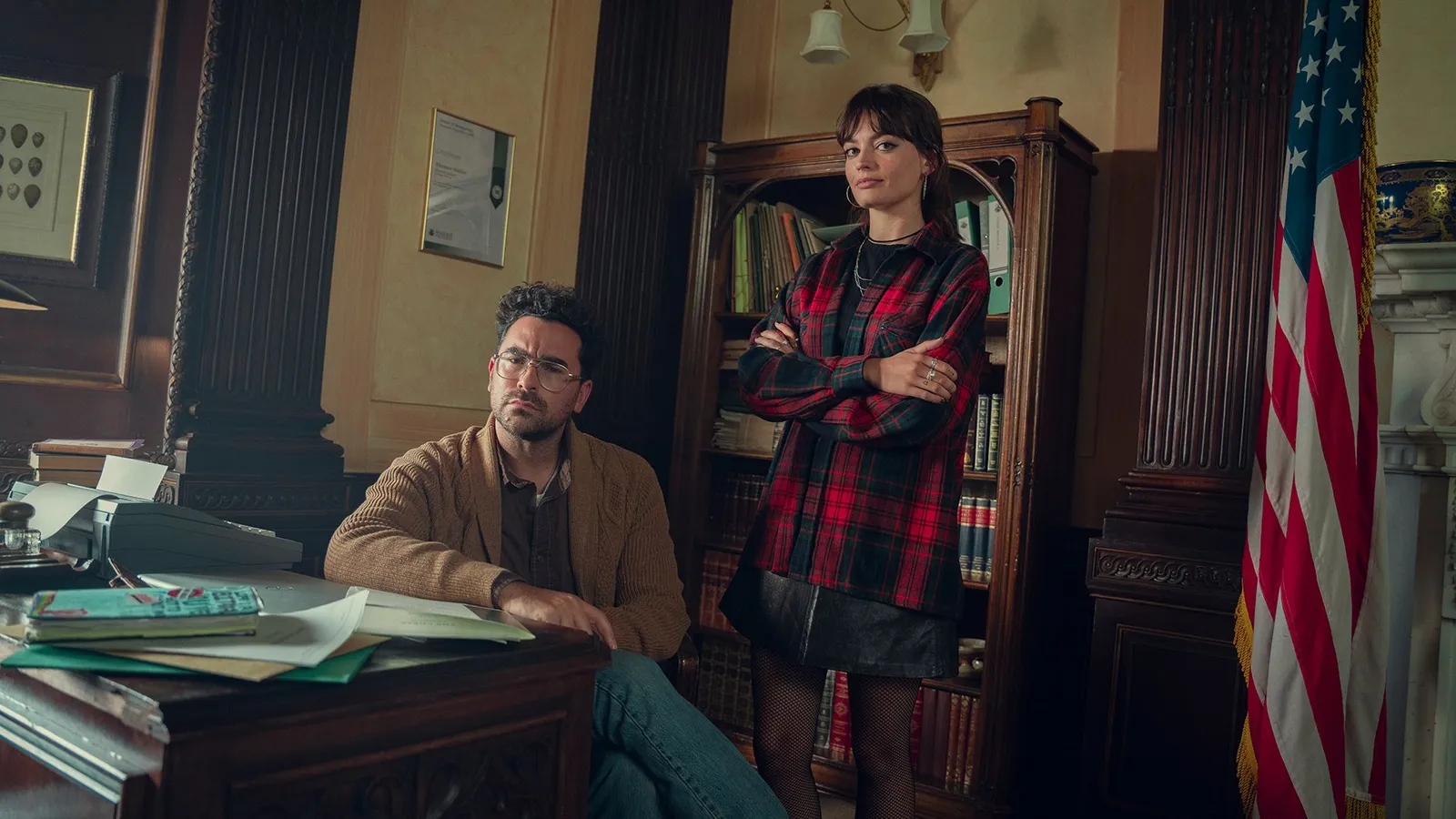 Dan Levy en Emma Mackie in Sex Education seizoen 4
