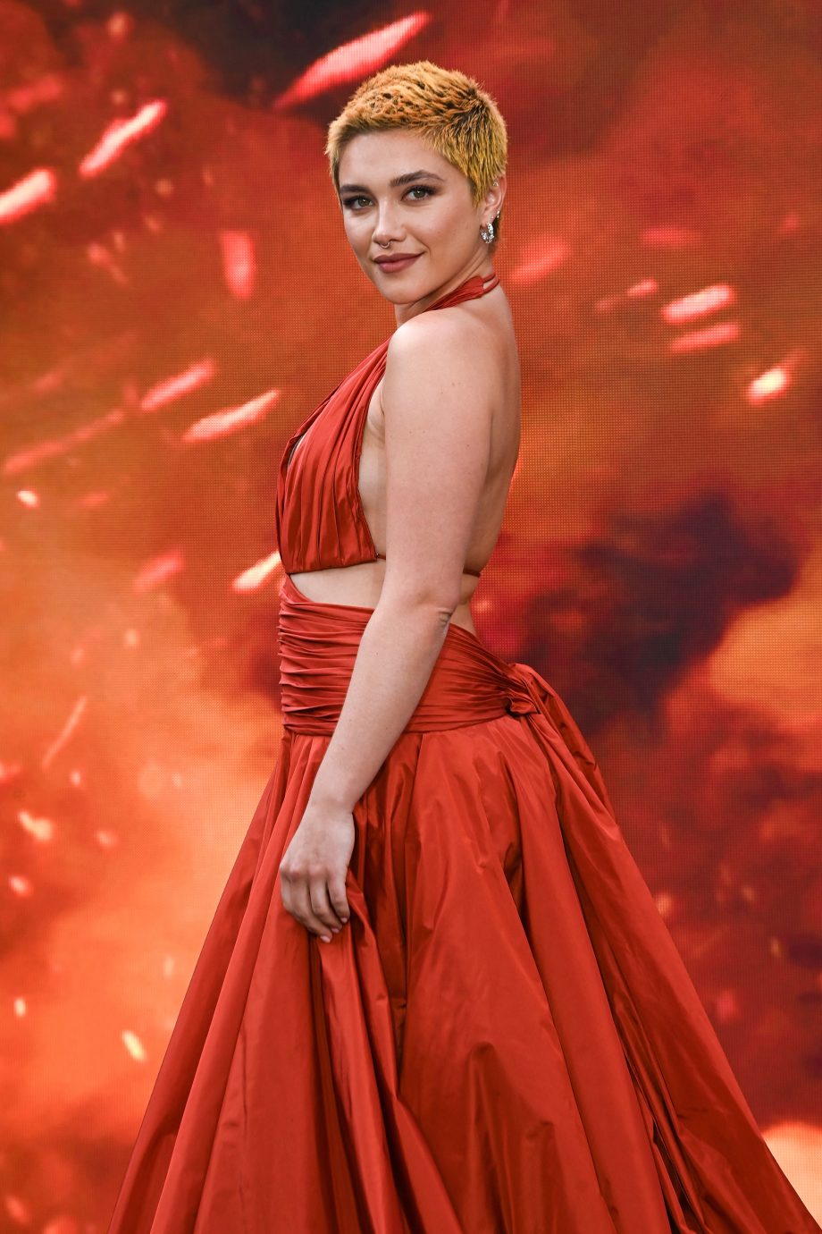 florence-pugh-stemt-haarkleur-af-op-valentino-jurk-tijdens-oppenheimer-premiere-261813