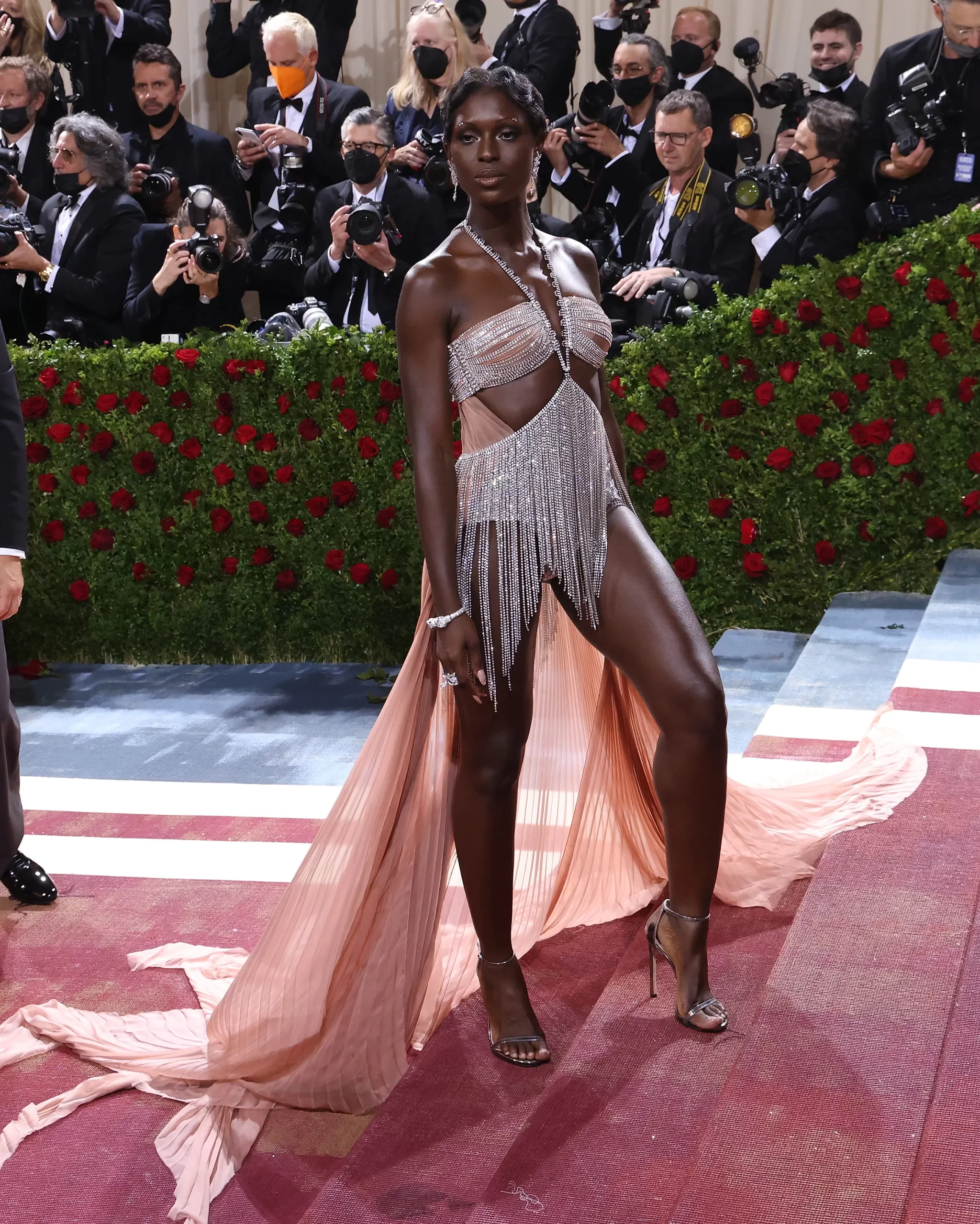 Jodie Turner-Smith draagt een van de meest gewaagde rode loper-looks aller tijden