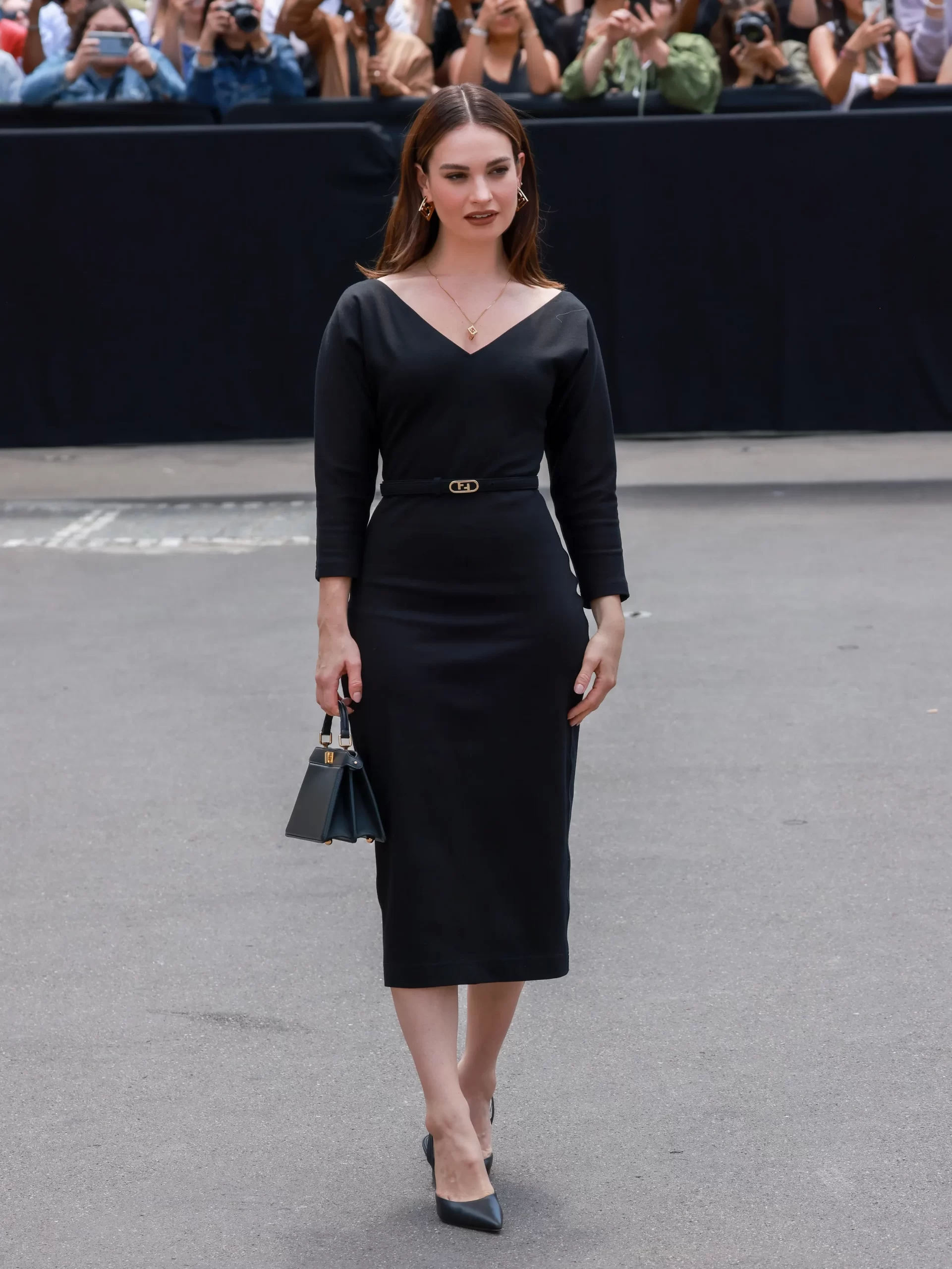 Lily James is een van de aanwezige beroemdheden bij coutureweek