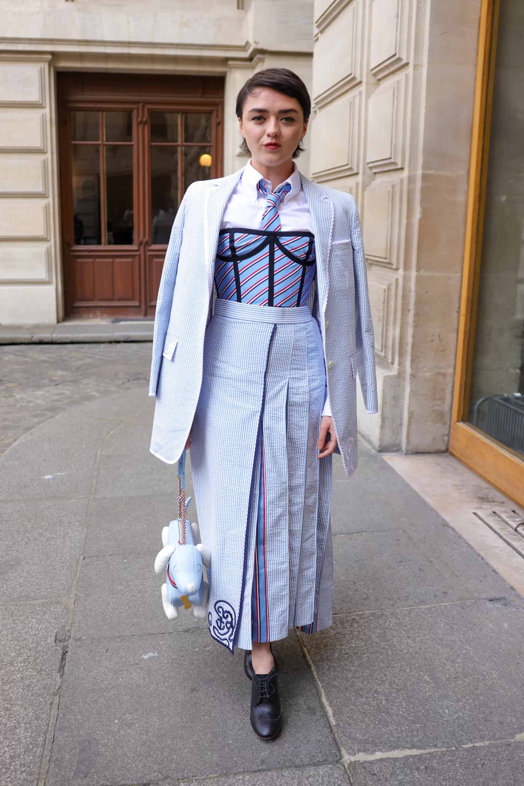 Maisie Williams is een van de beroemdheden aanwezig bij Paris Couture Fashion Week