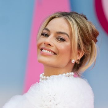 door-deze-thee-kregen-margot-robbie-en-haar-barbie-collegas-een-glowy-huid-262763