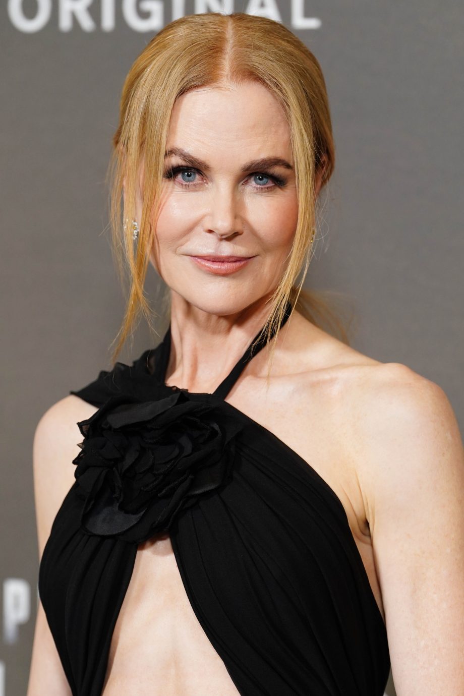 nicole-kidman-showt-haar-abs-in-gewaagde-saint-laurent-jurk-met-cut-outs-261432