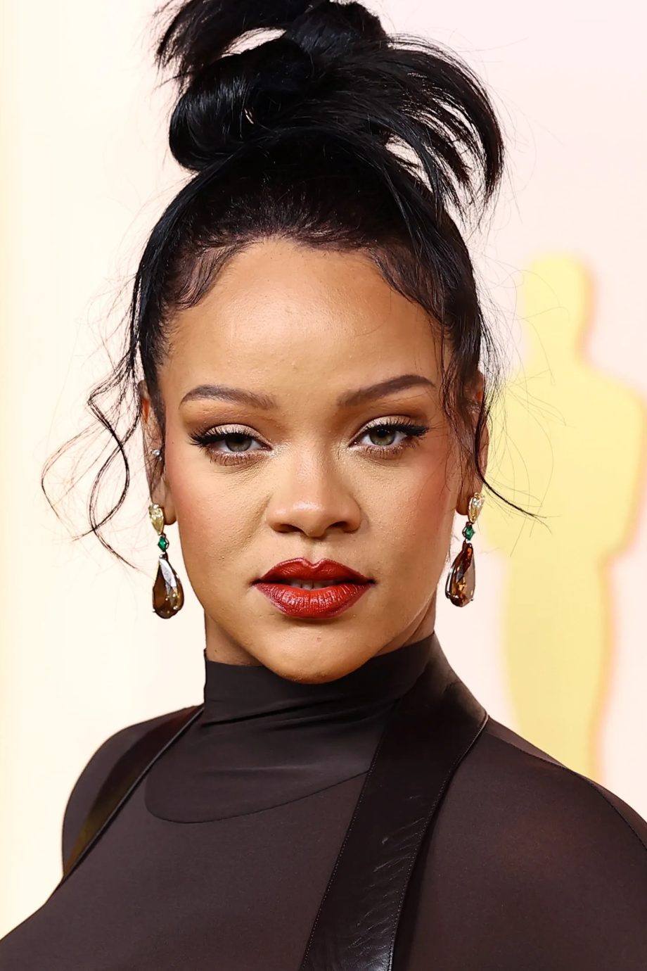 rihanna-laat-een-lange-pony-knippen-voor-de-zomer-261476