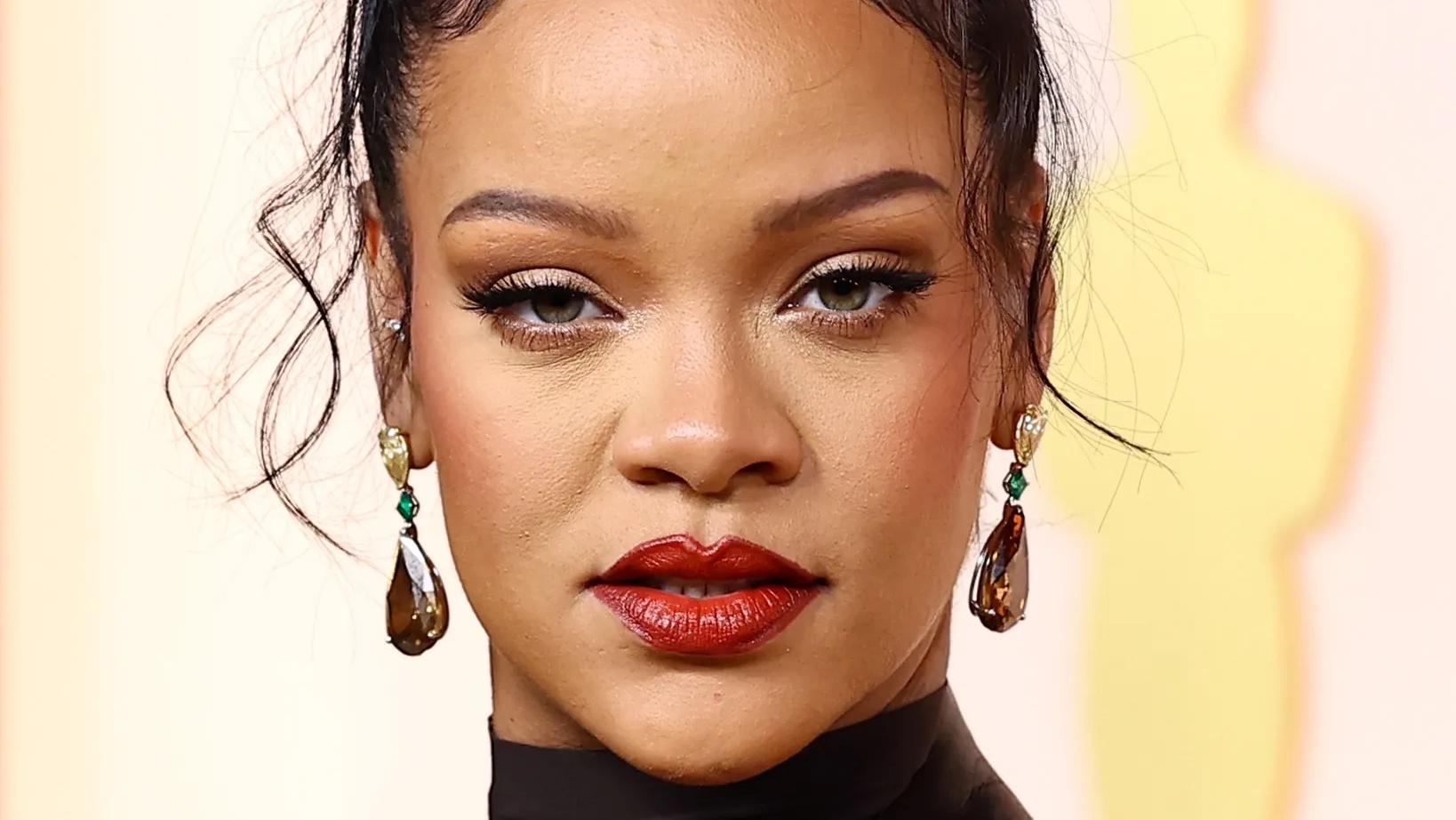 Rihanna debuteert een lange pony voor de zomer