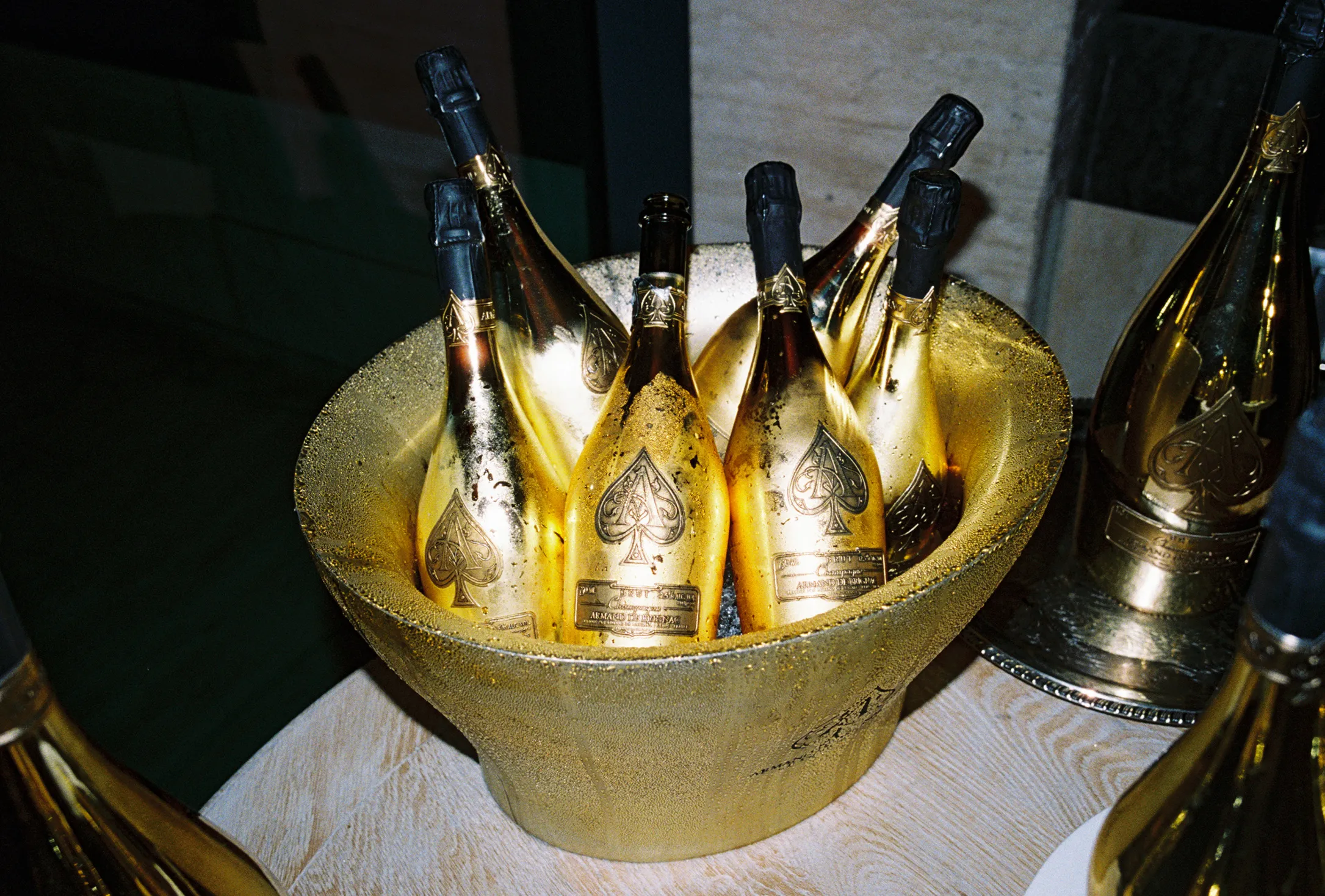 Champagne op het feest van Gomez