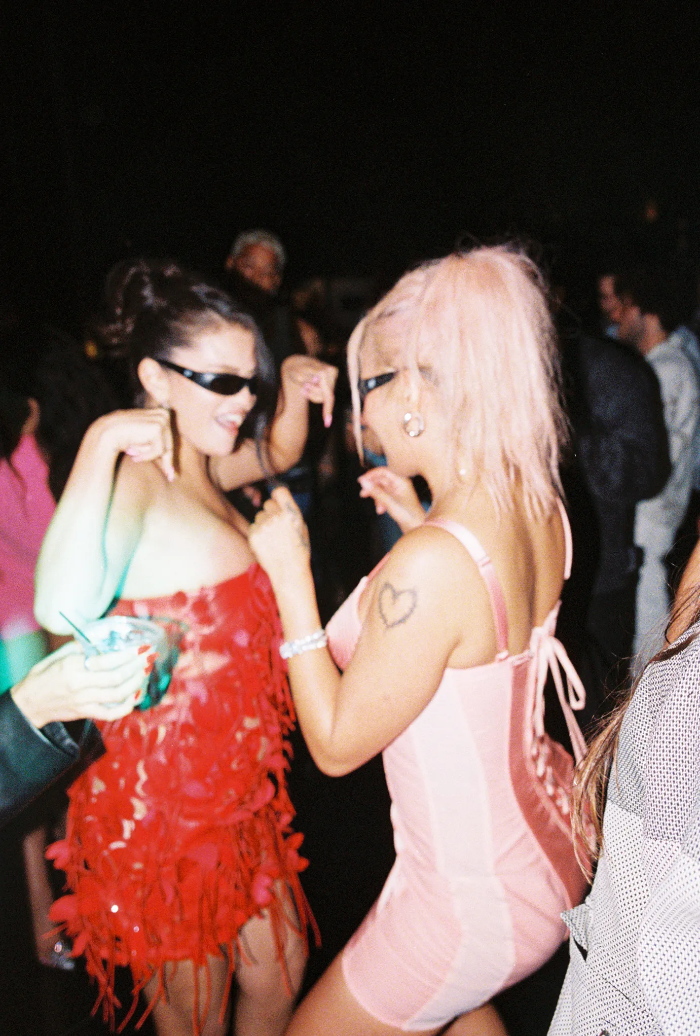 Selena en Karol G op de dansvloer