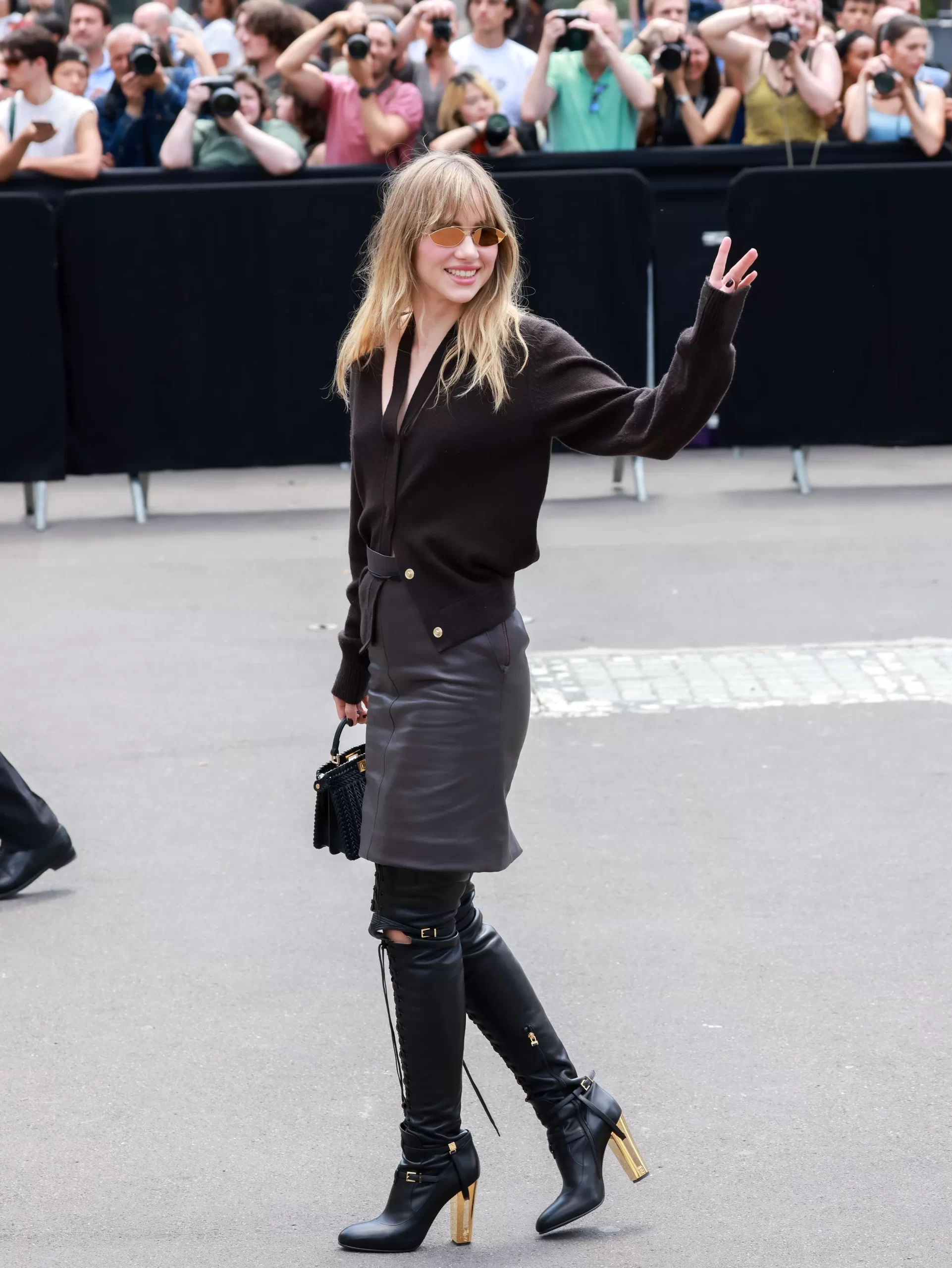 Suki Waterhouse is een van de aanwezige beroemdheden bij coutureweek