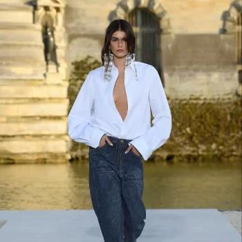 kaia-gerber-maakt-comeback-in-de-coutureversie-van-een-jeans-en-wit-shirt-bij-valentino-260716