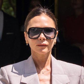 victoria-beckham-verbreekt-eigen-moderegels-en-draagt-gigantische-crocs-laarzen-263316