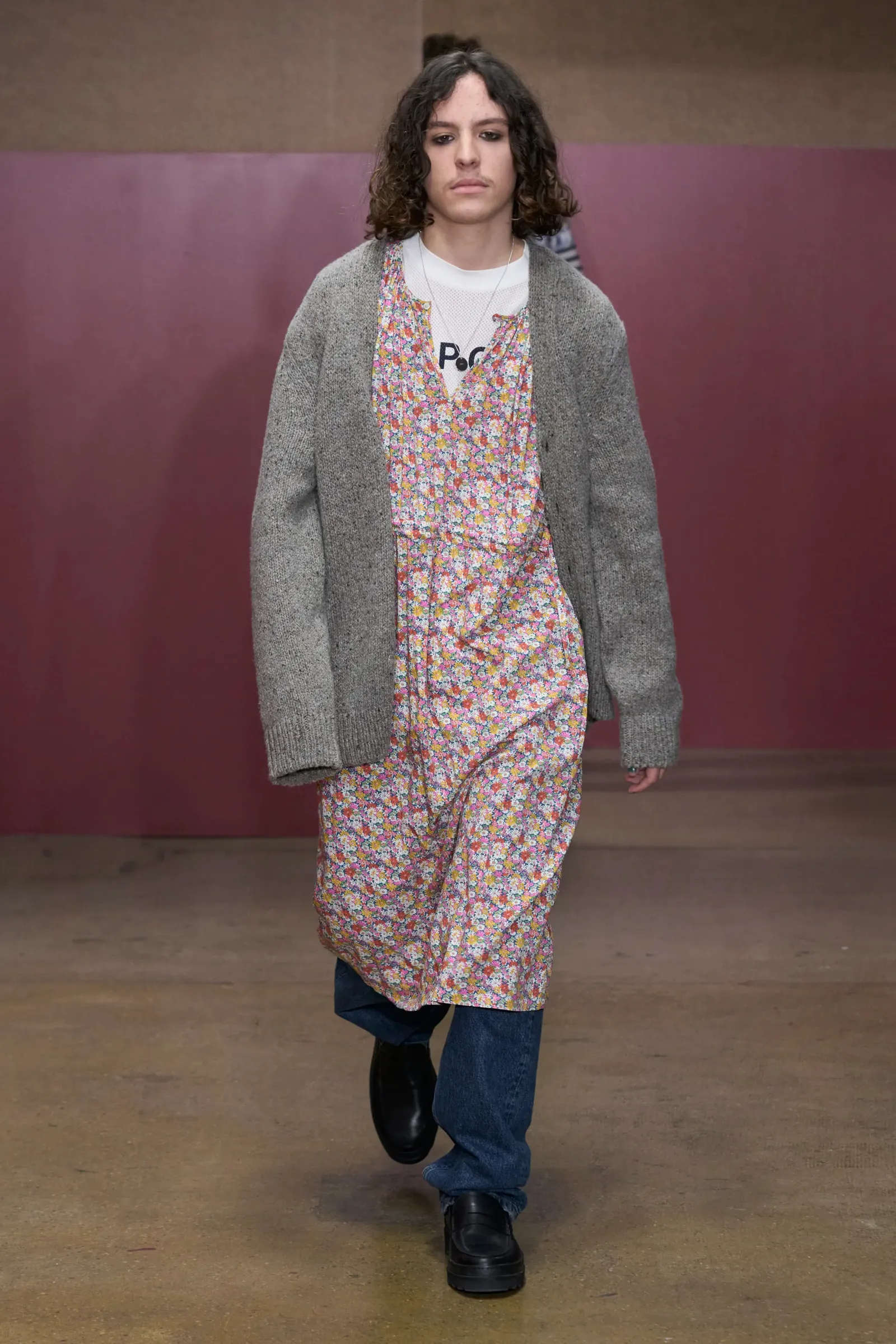 Hoe je volgens A.P.C. een gebreid vest moet dragen