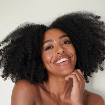 influencer-angela-onuoha-gaat-niet-naar-bed-zonder-deze-handcreme-gebruik-m-echt-altijd-266117