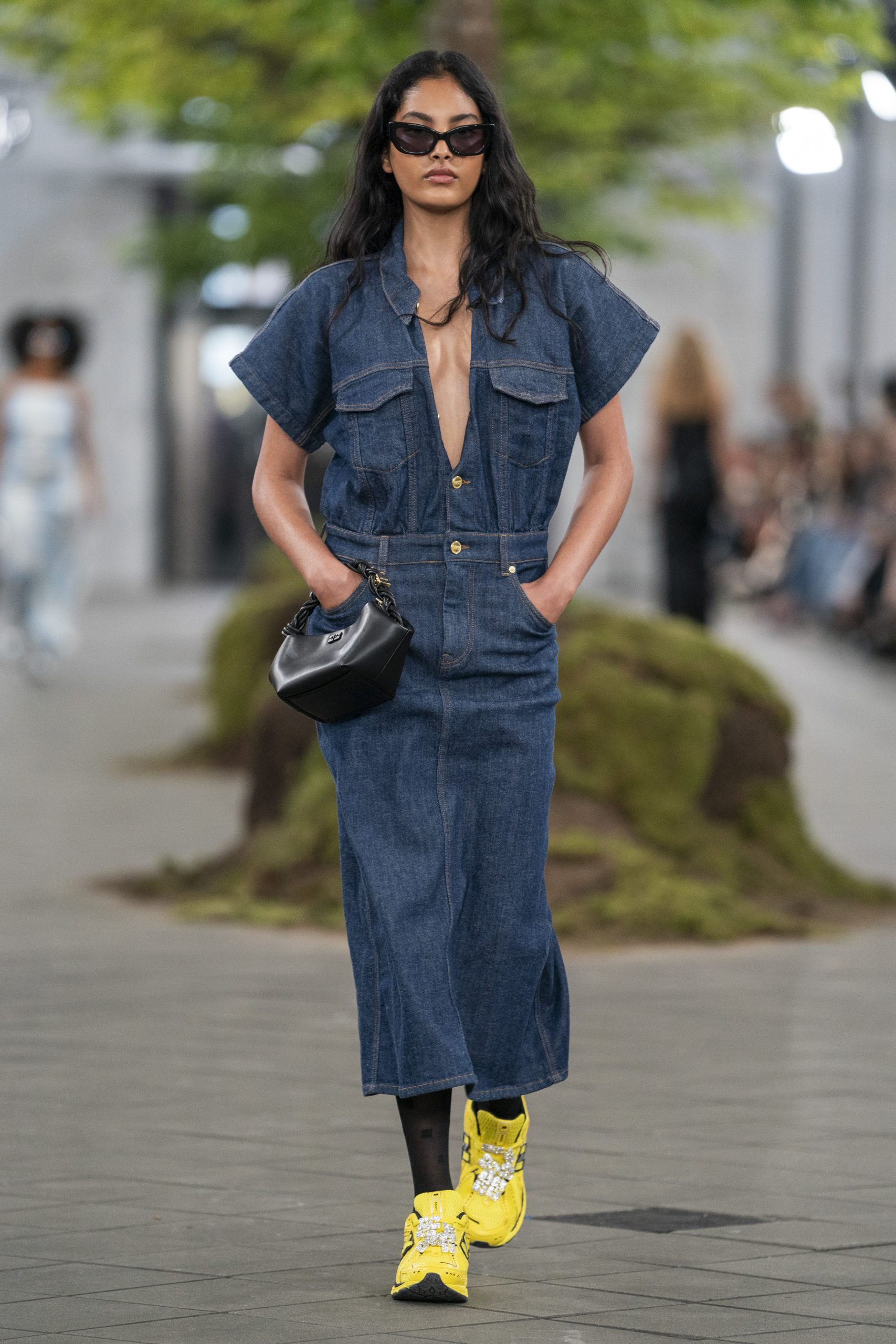 De New Balance x Ganni collab op de catwalk