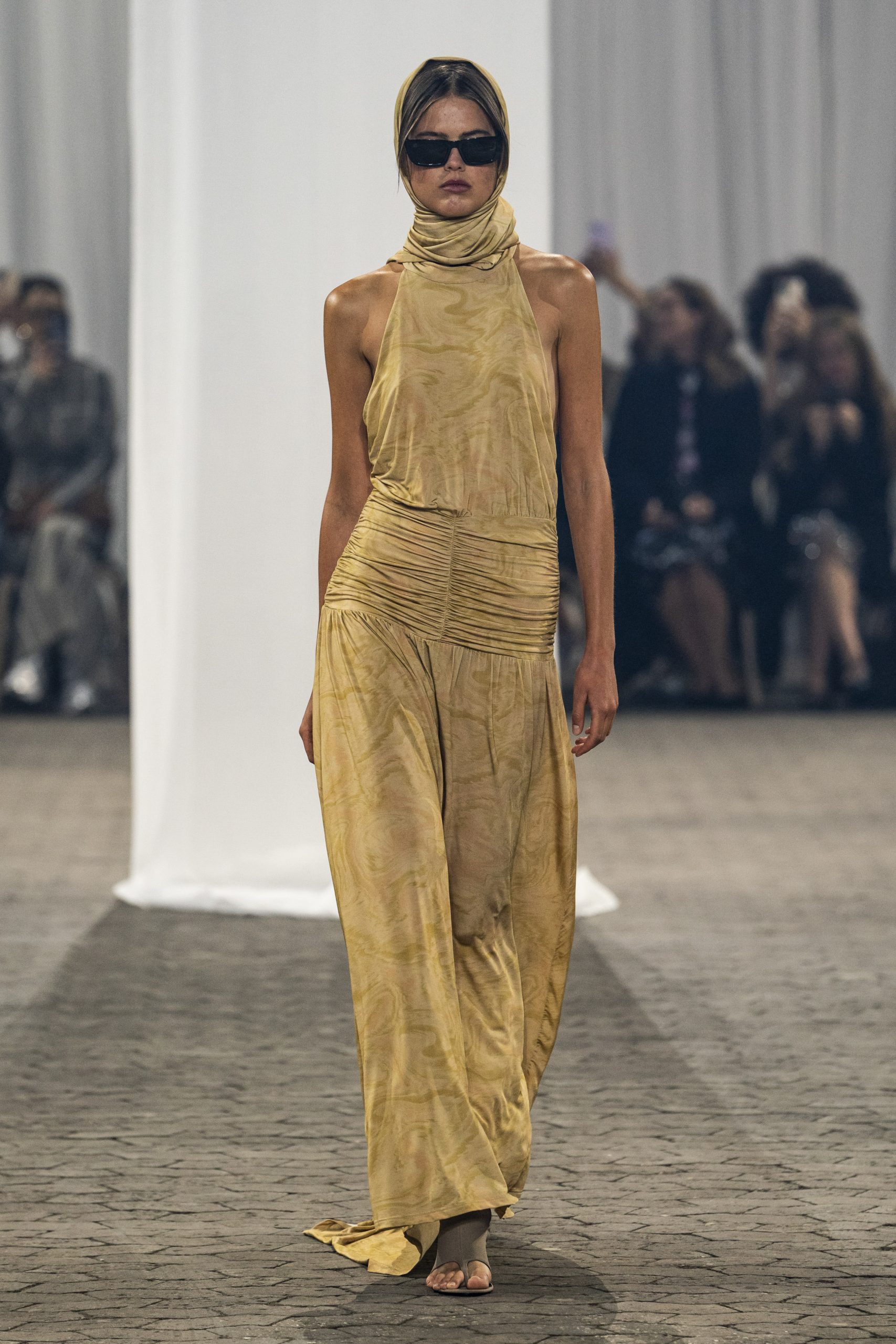 Gestuz toont een van de trends van Copenhagen Fashion Week lente/zomer 2024: de capuchon