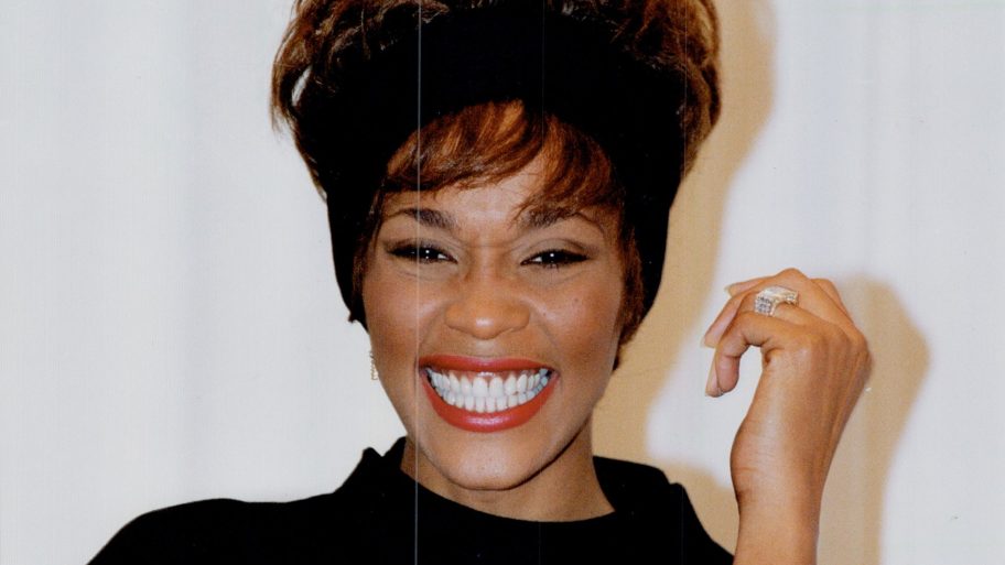 whitney-houston-zou-vandaag-60-zijn-geworden-haar-meest-iconische-fotos-op-een-rij-264288